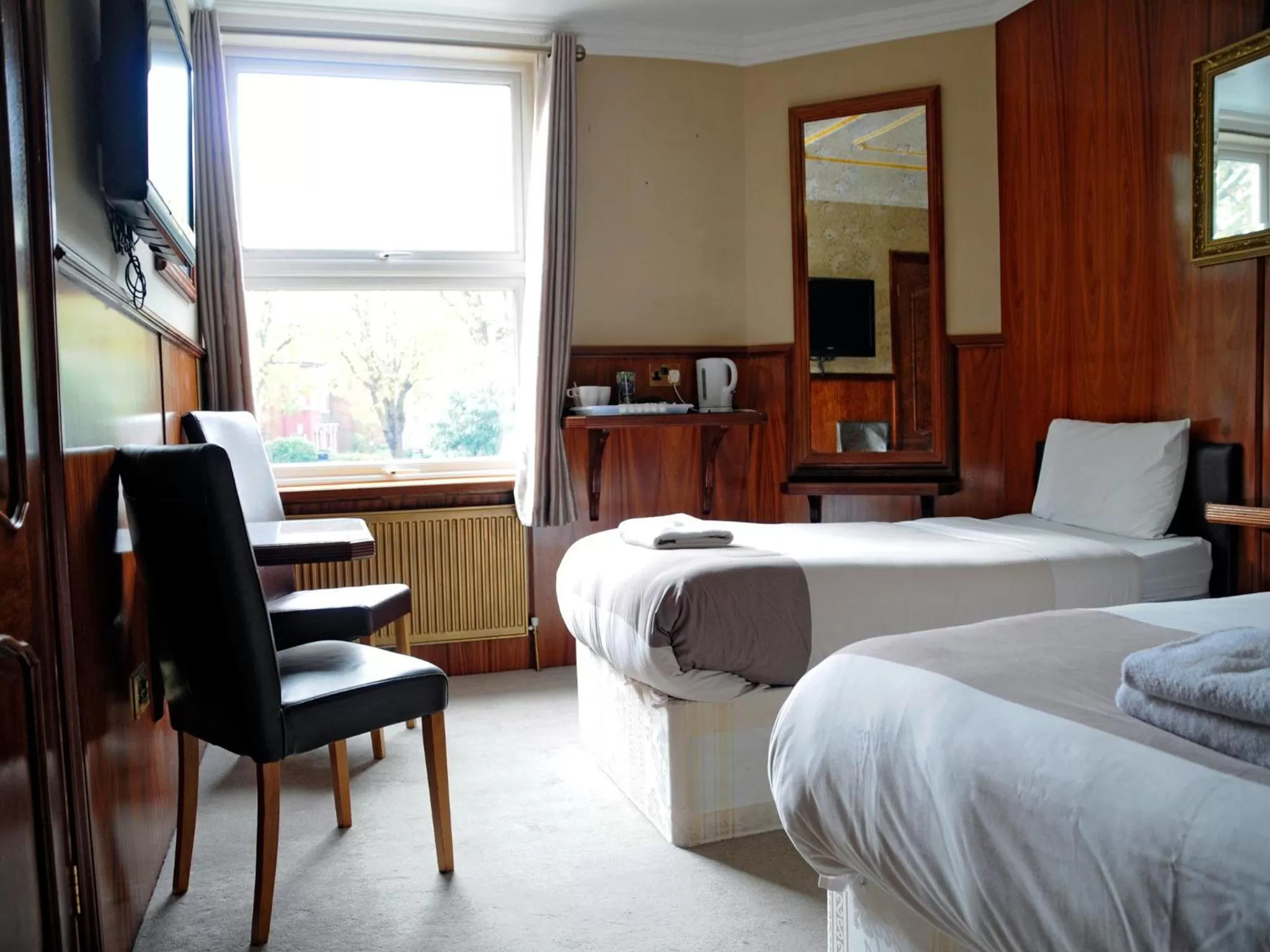 Photo of the whole room, Bed in Cricklewood Lodge Hotel