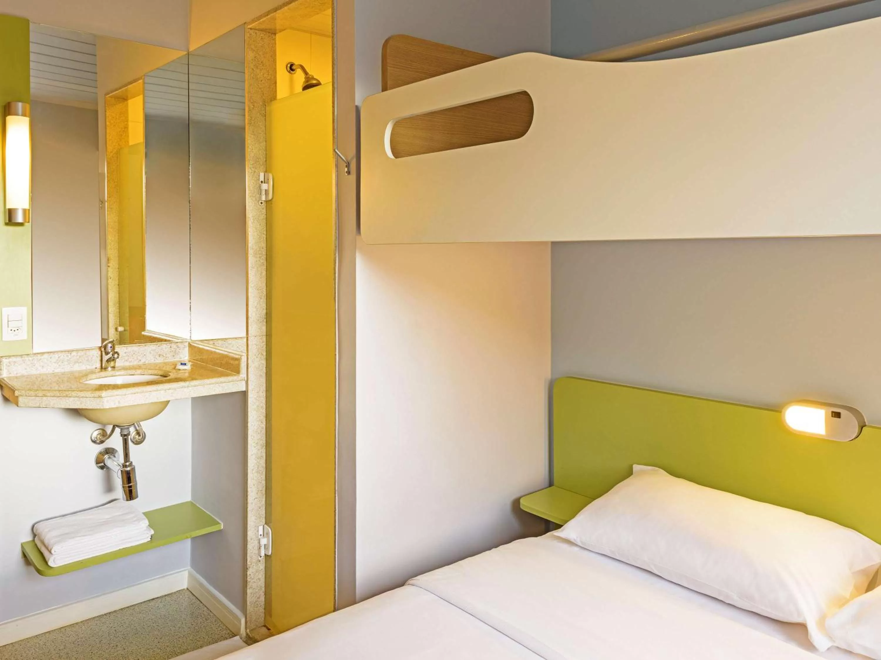 Photo of the whole room, Bed in ibis budget Piracicaba