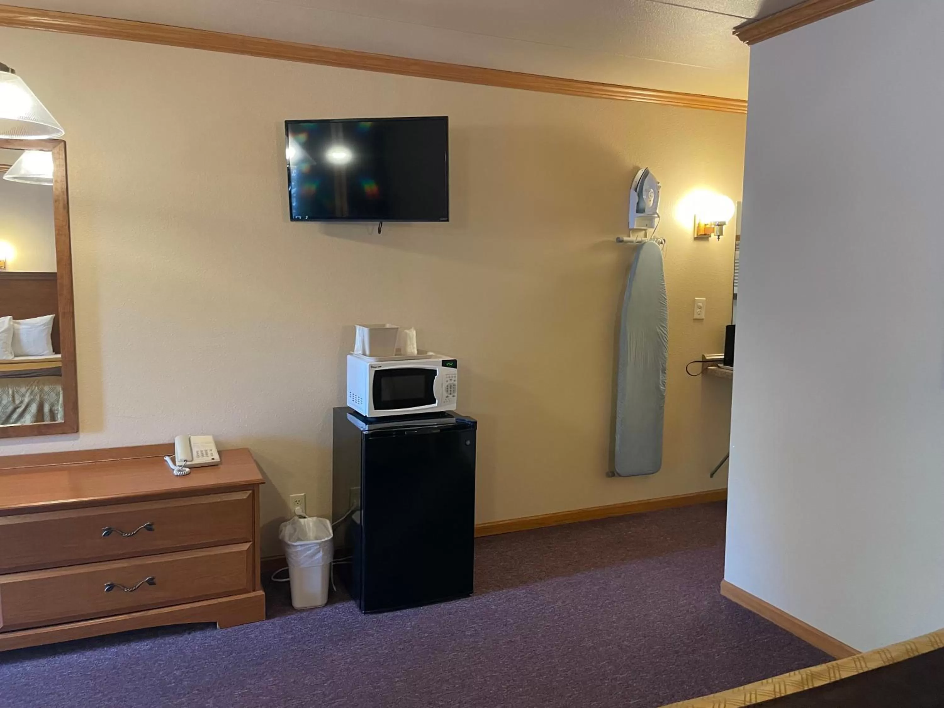 TV and multimedia in Amber's Inn and Suites