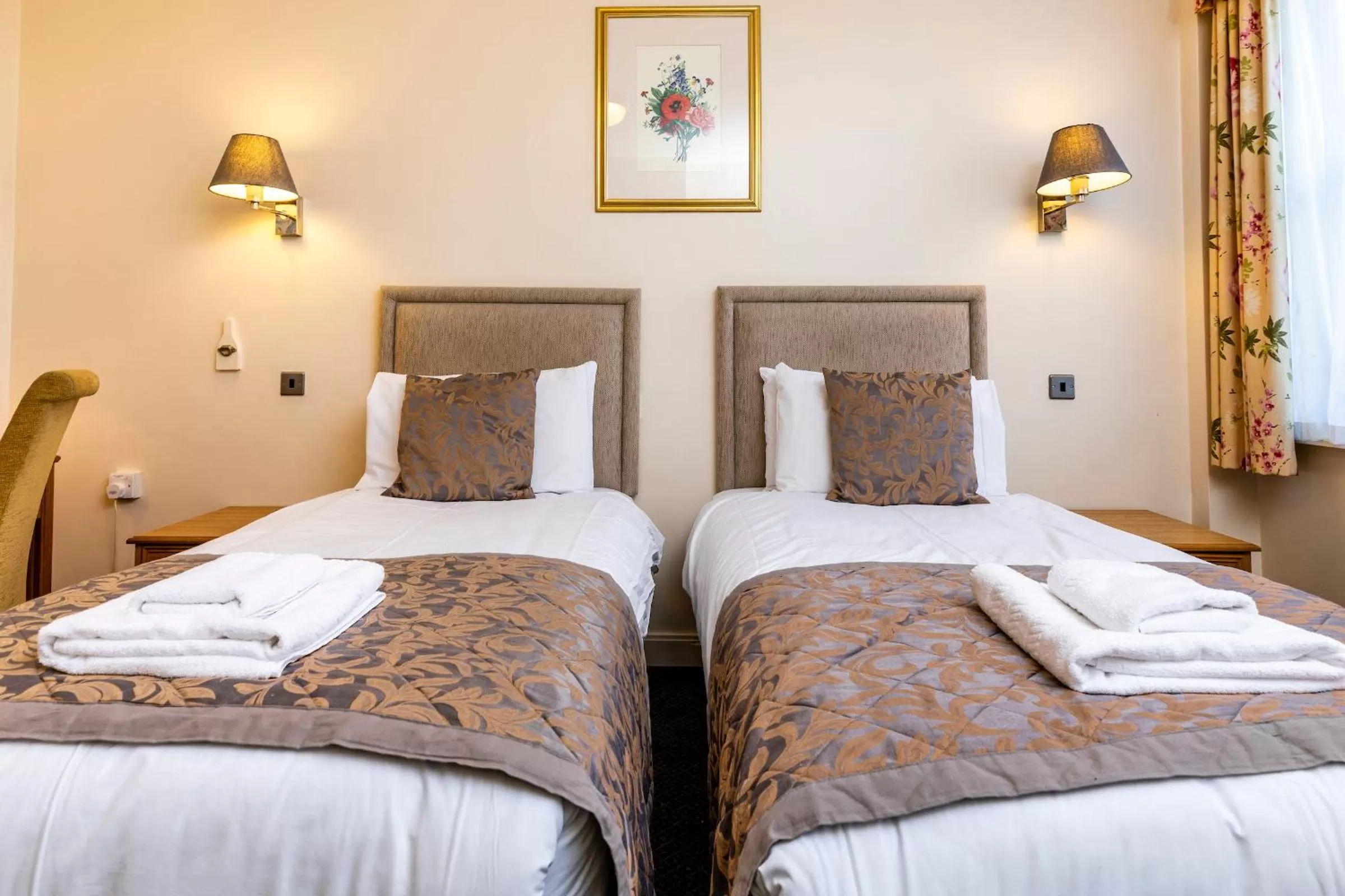 Bedroom, Bed in Swan Revived Hotel