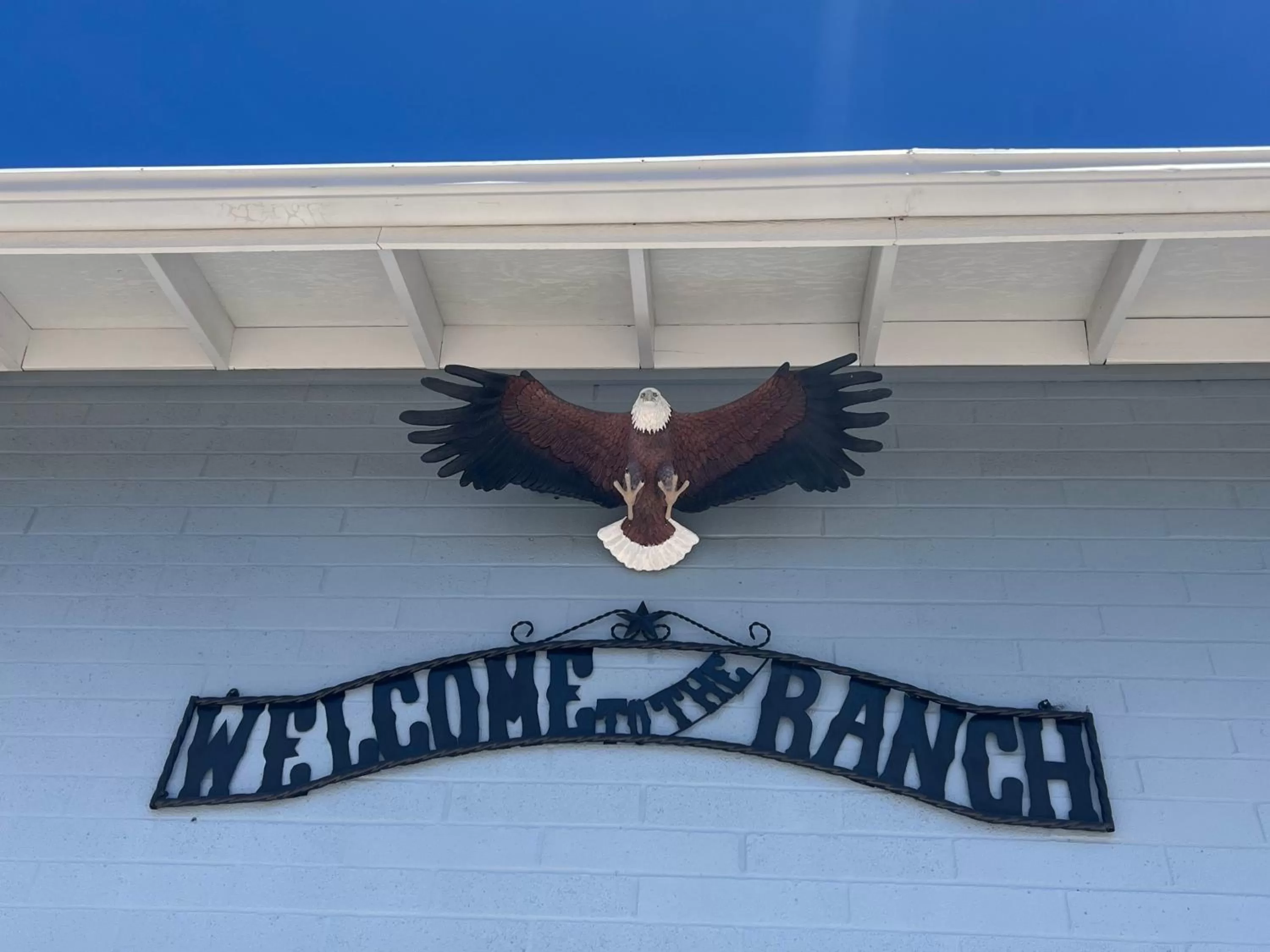 Day in El Rancho Motel