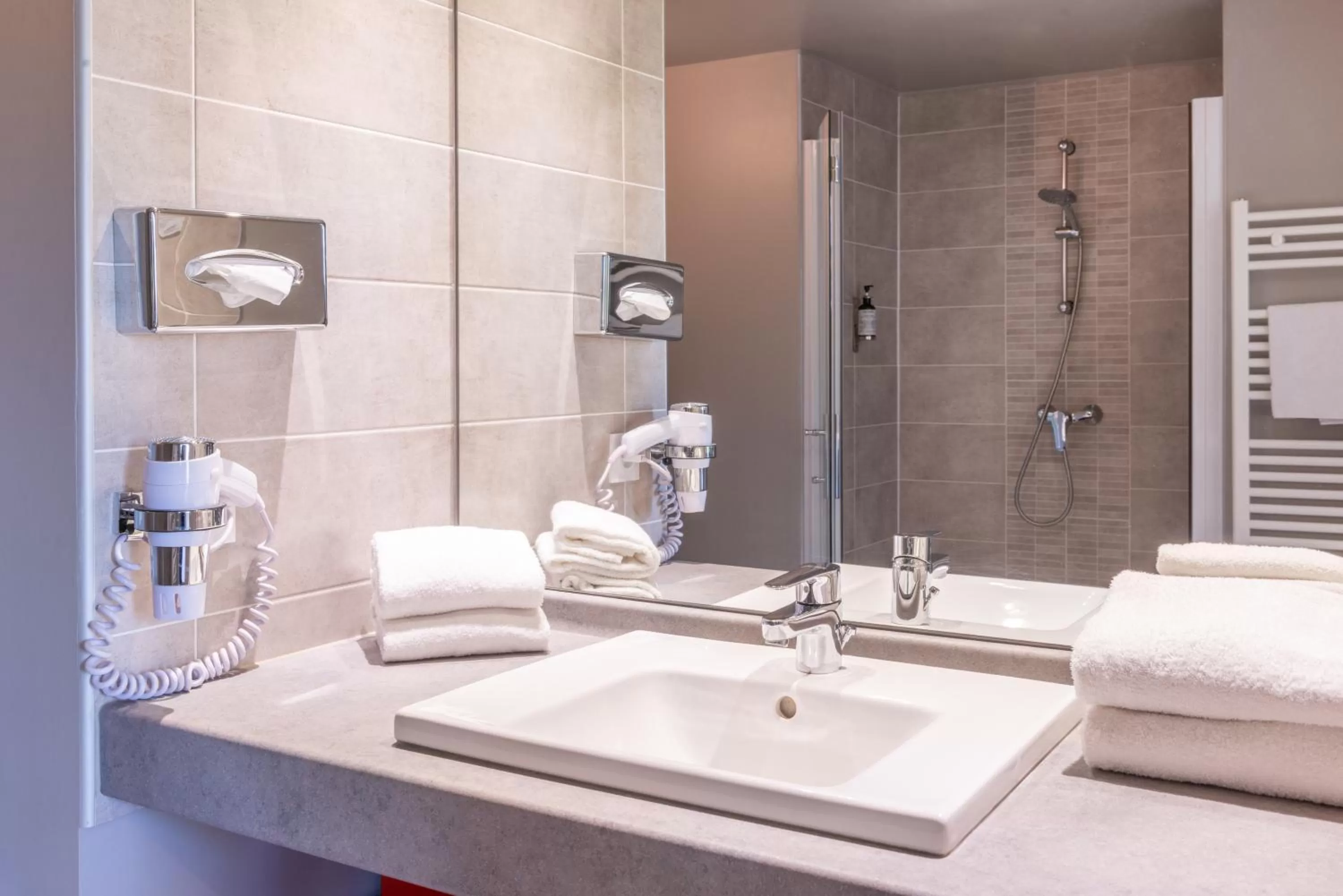 Bathroom in The Originals Résidence, Grenoble Université