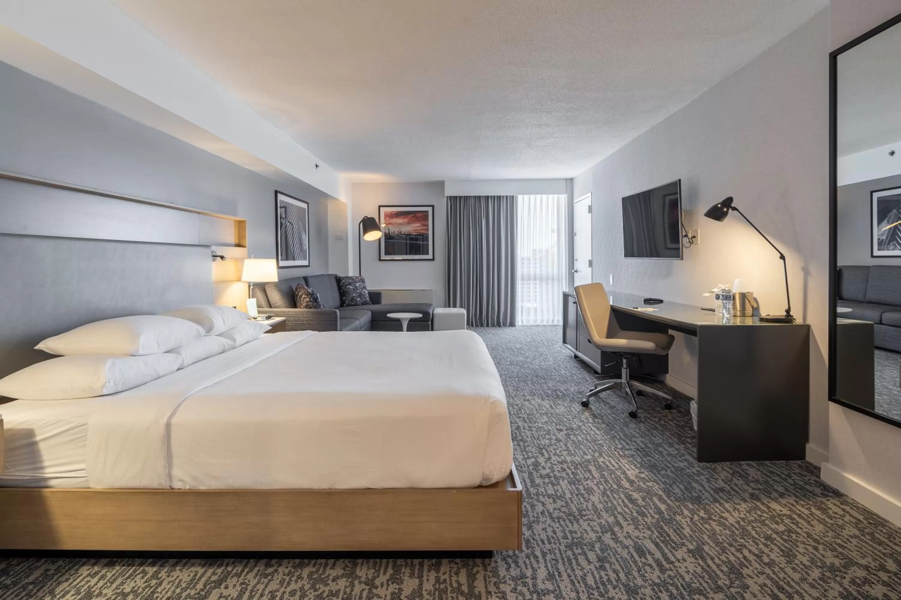 Photo of the whole room, Bed in DoubleTree by Hilton New York JFK Airport