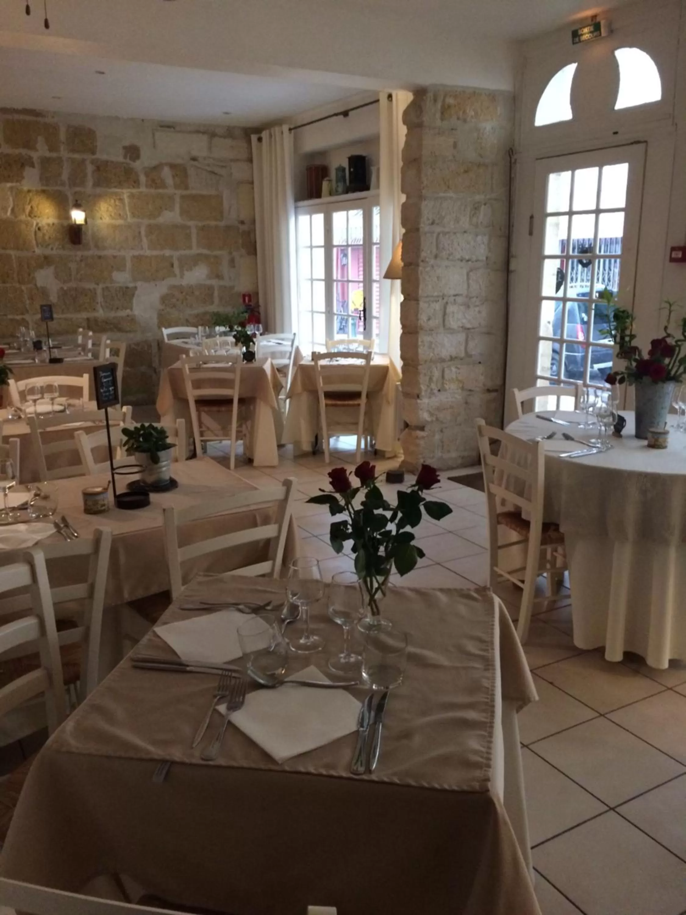 Restaurant/places to eat in Hôtel Restaurant Le Provençal