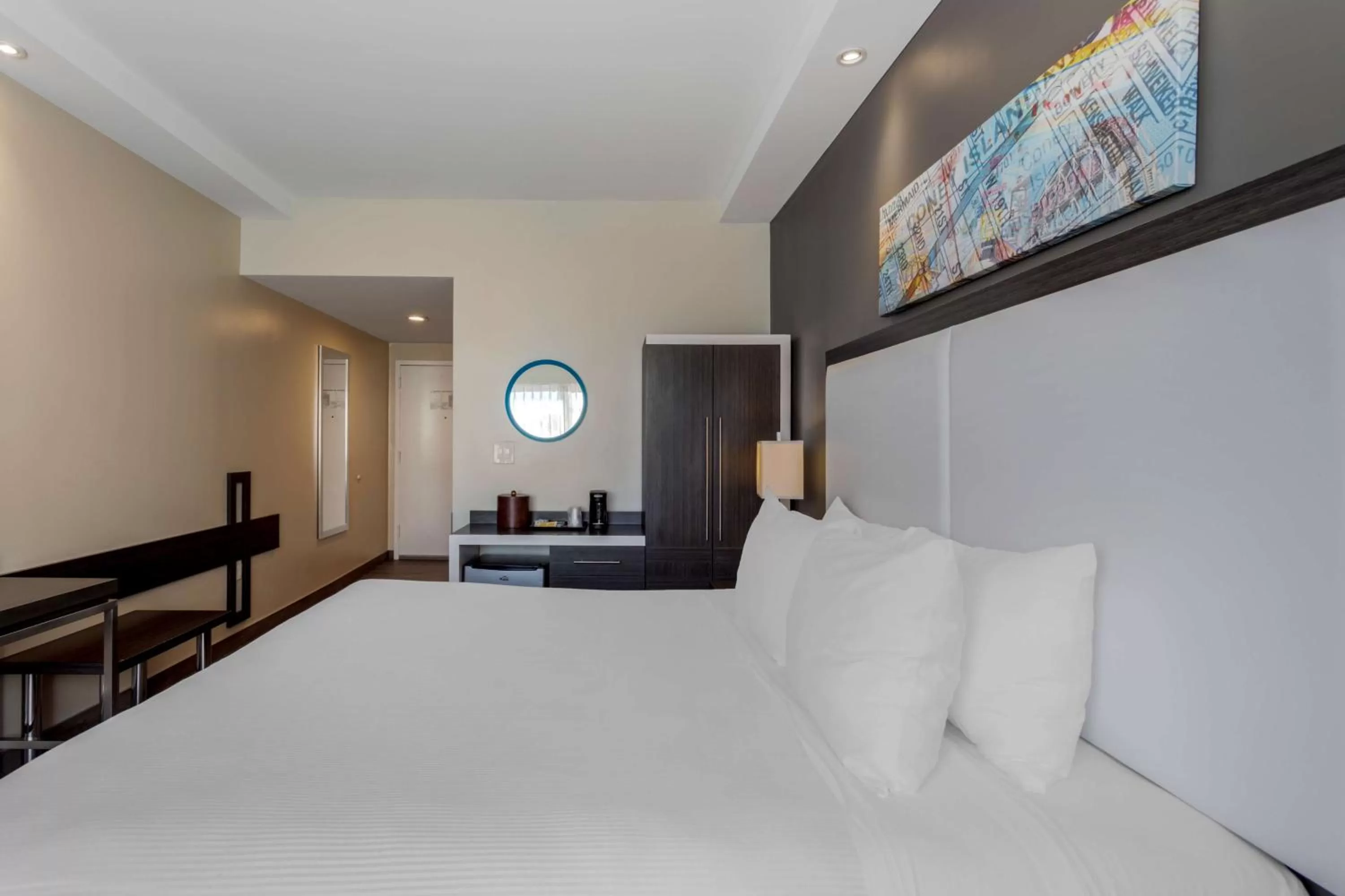 Bedroom, Bed in Best Western Plus Brooklyn Bay Hotel