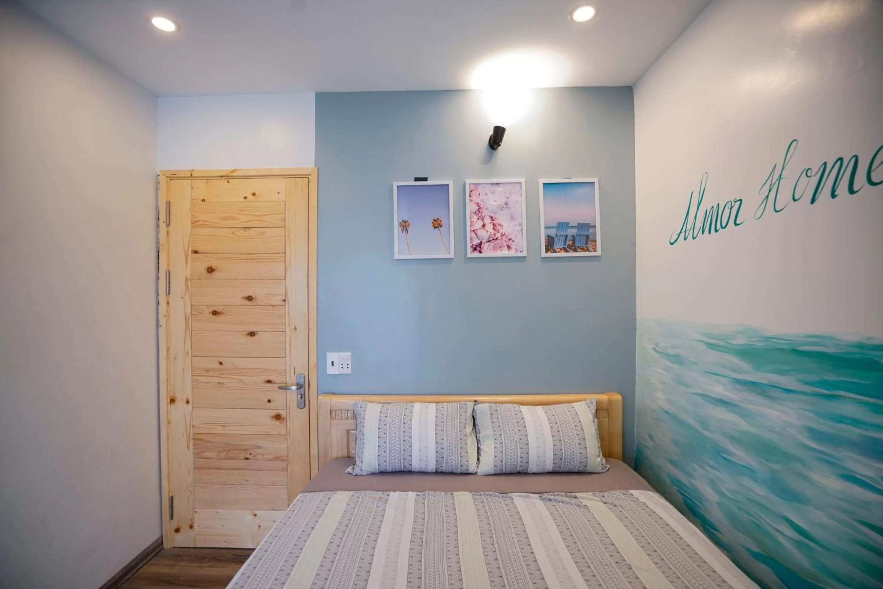 Photo of the whole room, Bed in Halong bay Almorhome