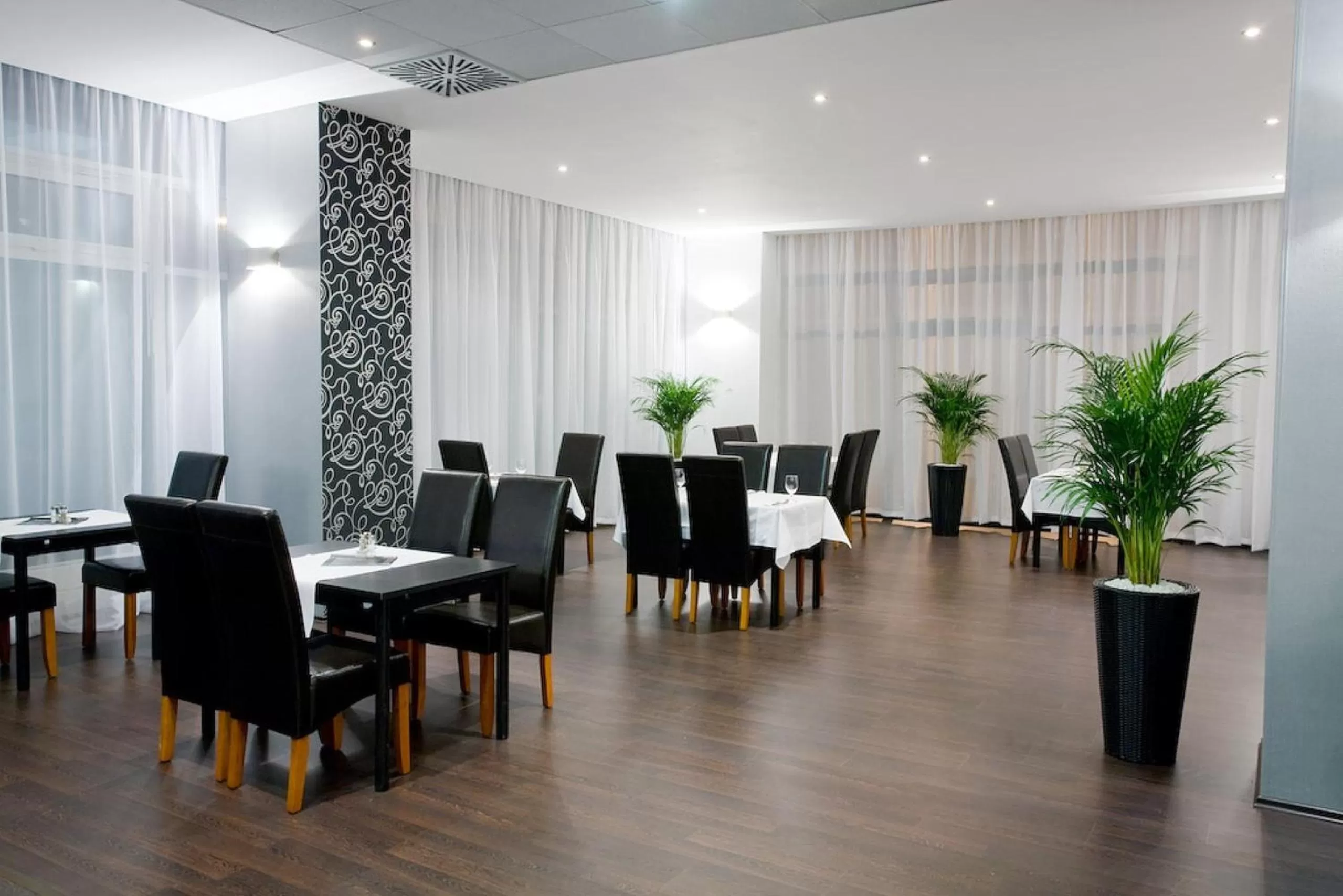 Restaurant/places to eat in Hotel Modena