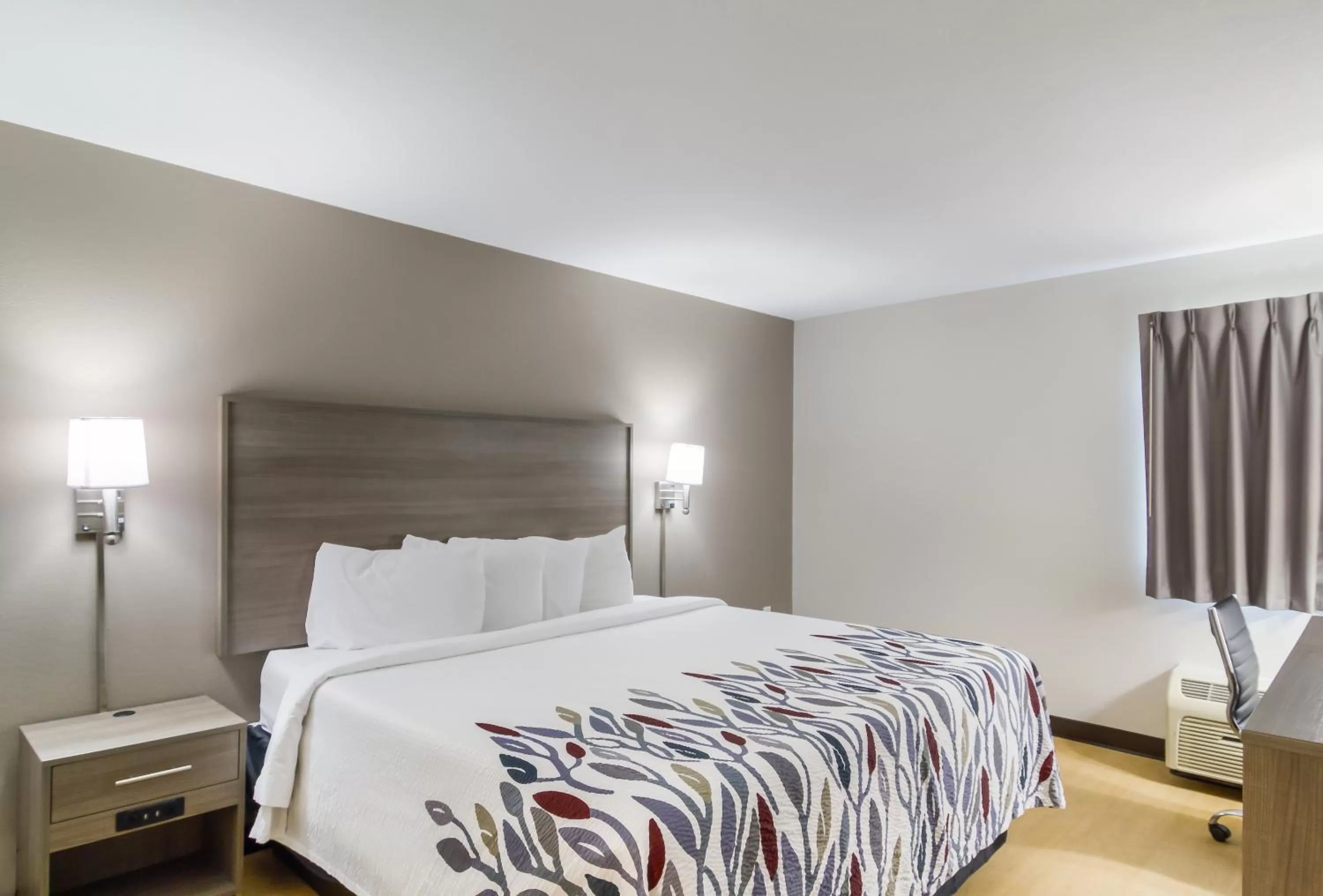 Photo of the whole room, Bed in Red Roof Inn I-95 North Brunswick Darien