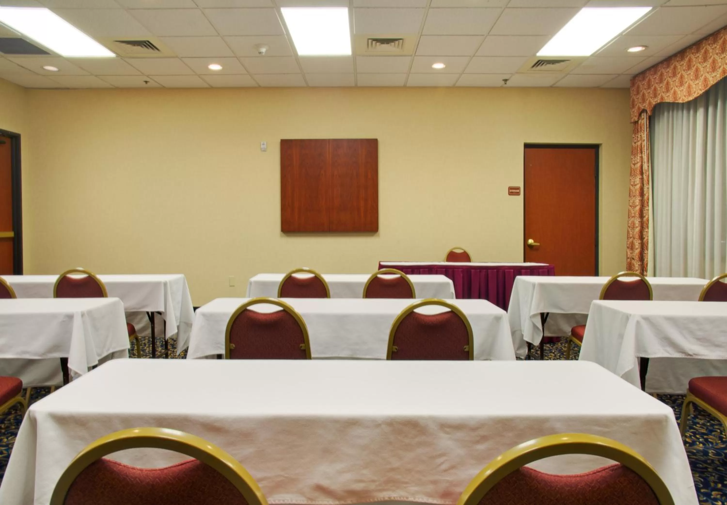 Meeting/conference room in Holiday Inn Express & Suites Houston - Memorial Park Area by IHG