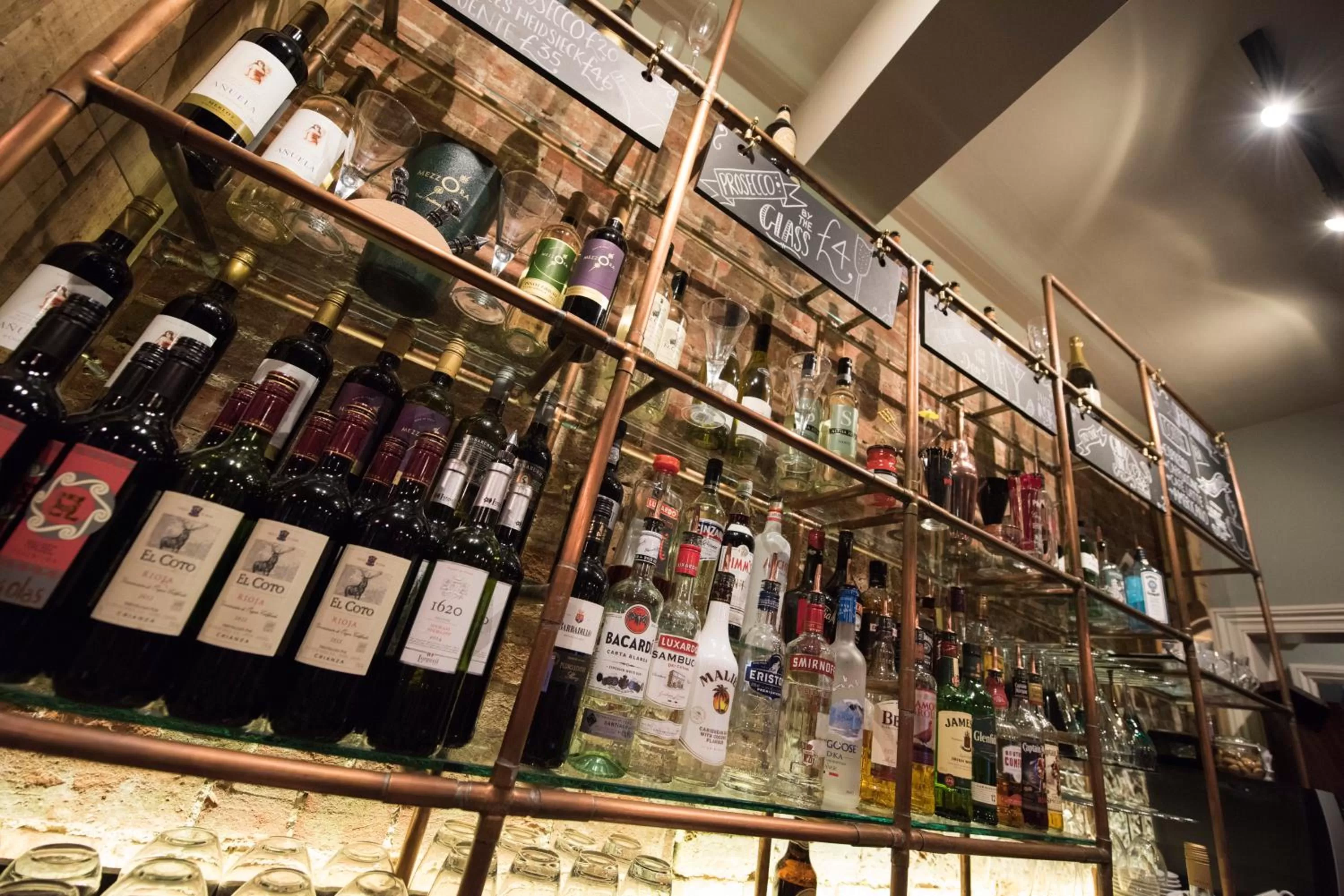 Lounge or bar in White Horse