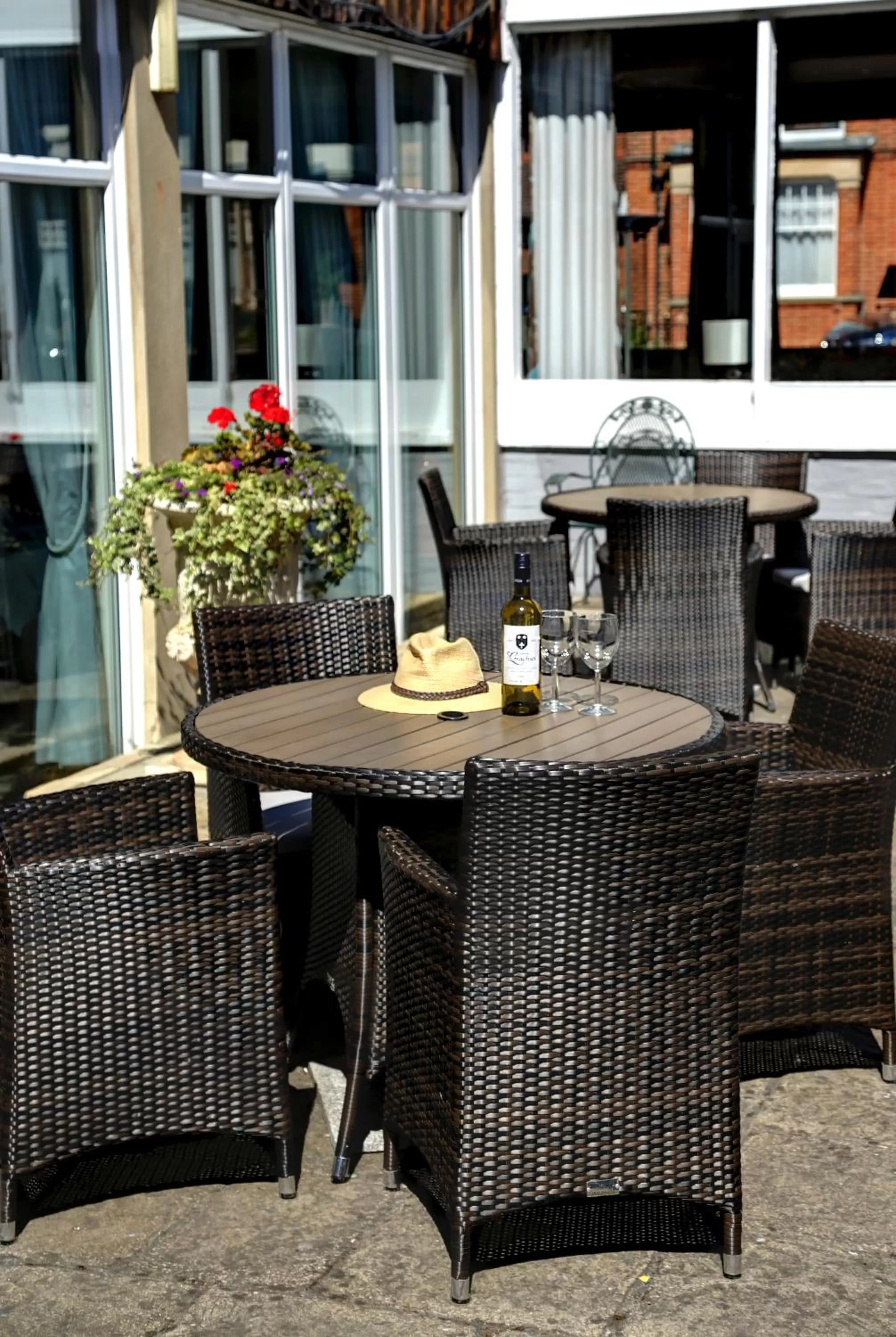 Patio, Restaurant/Places to Eat in Best Western Brook Hotel