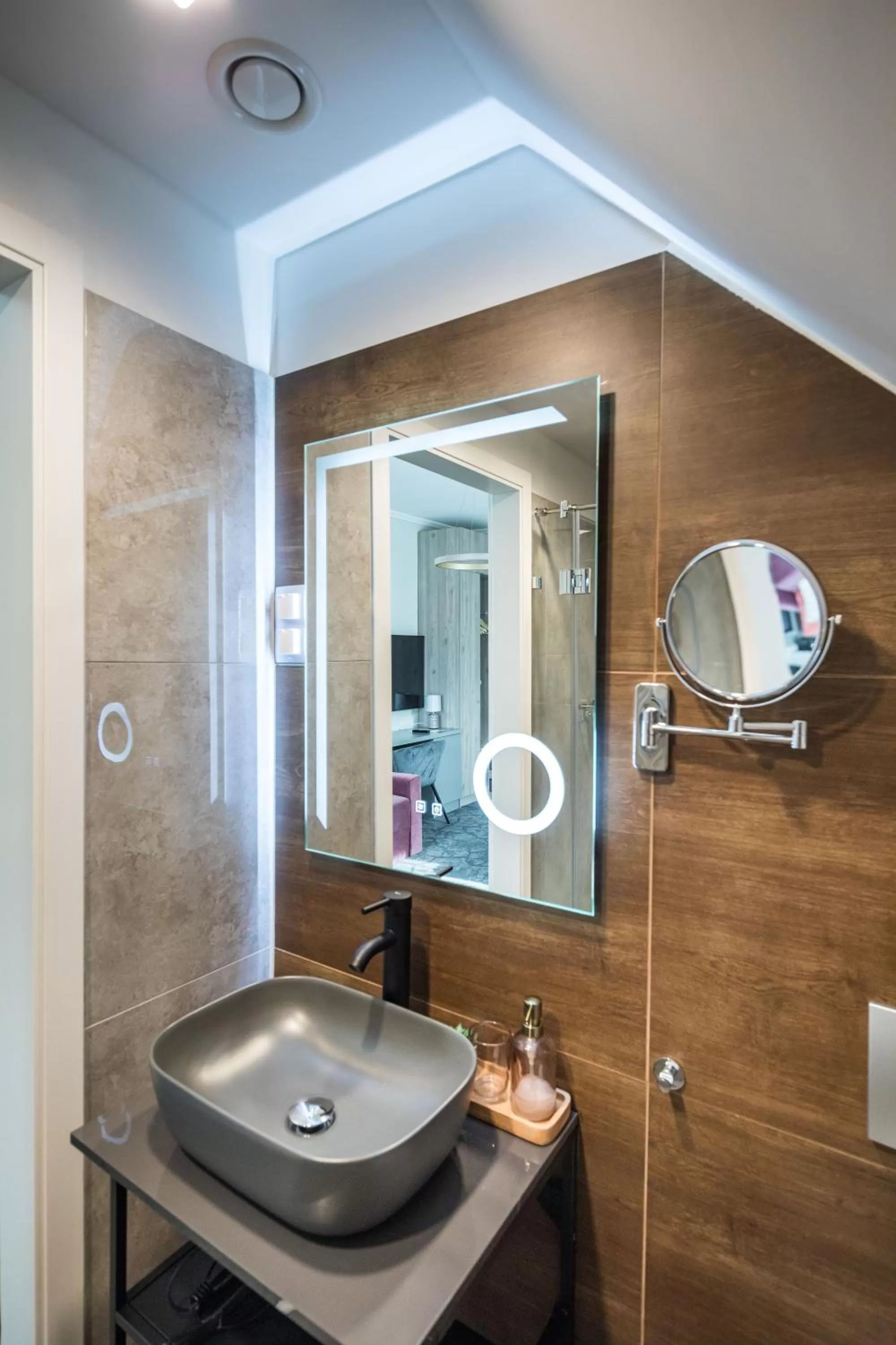 Shower, Bathroom in Villa Bérc