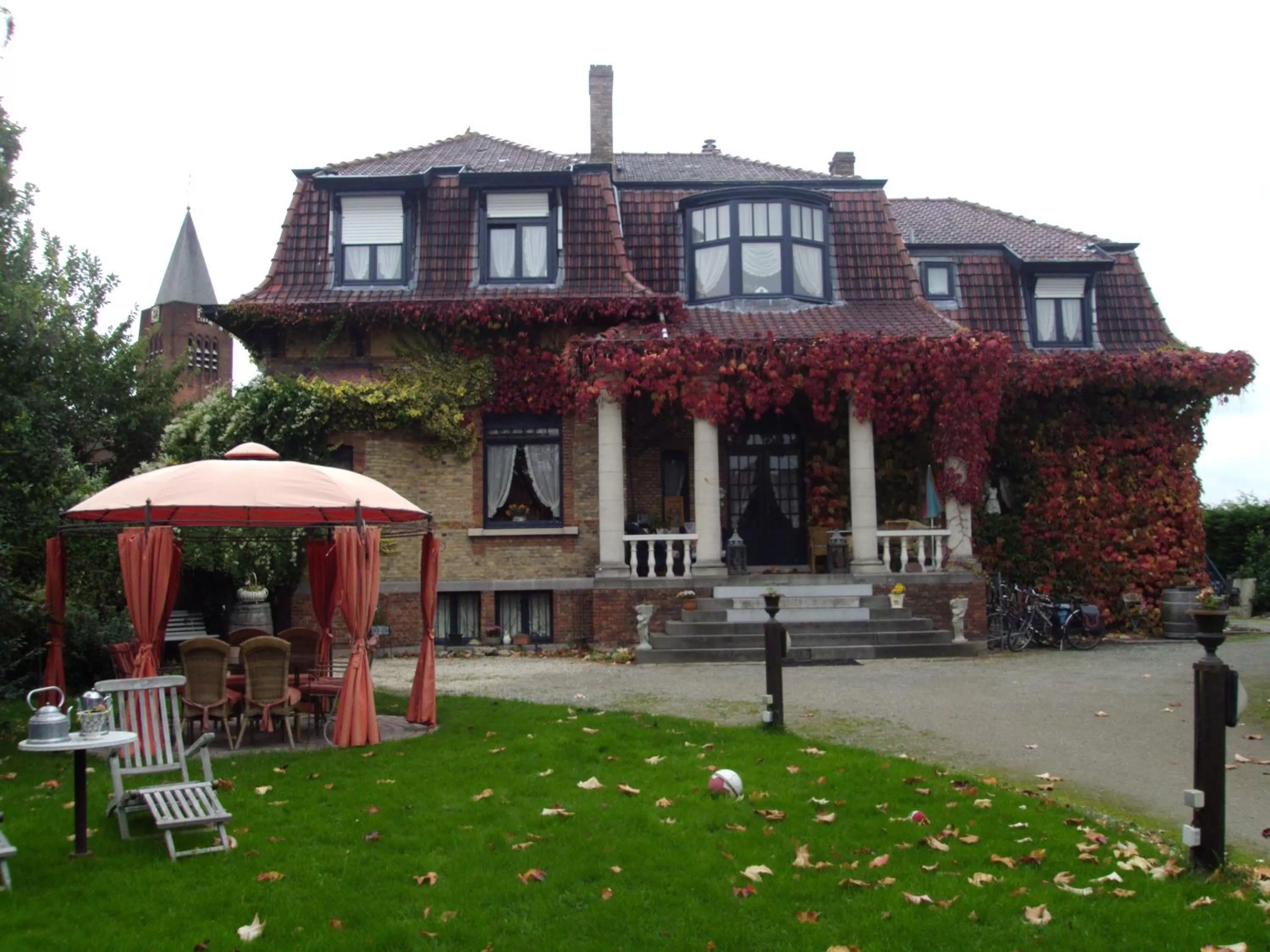 Facade/entrance, Property Building in B&B De Vijf Zuilen