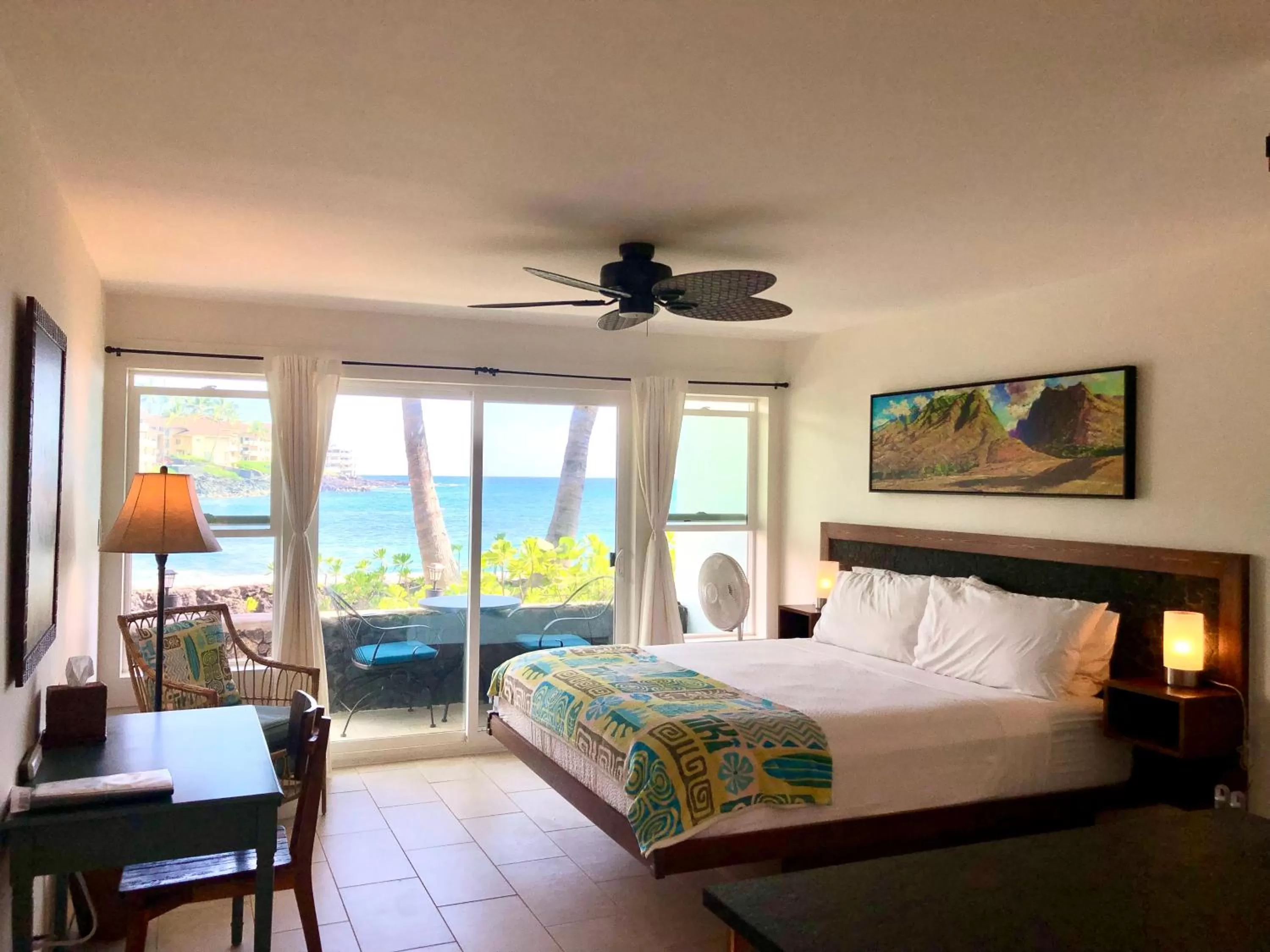 Sea view, Bed in Kona Tiki Hotel - No Resort Fees