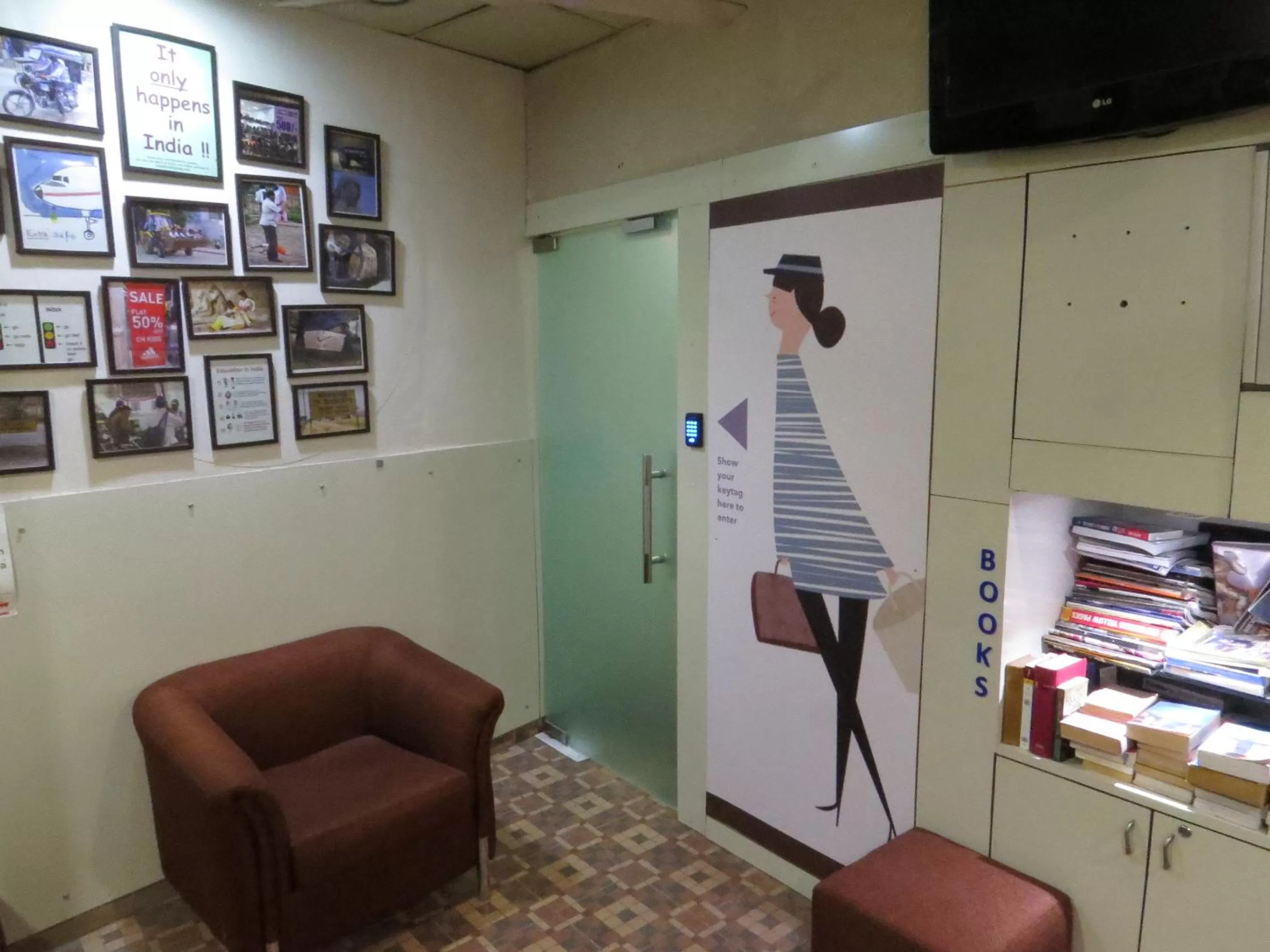 Communal lounge/ TV room in Smyle Inn - Best Value Hotel near New Delhi Station