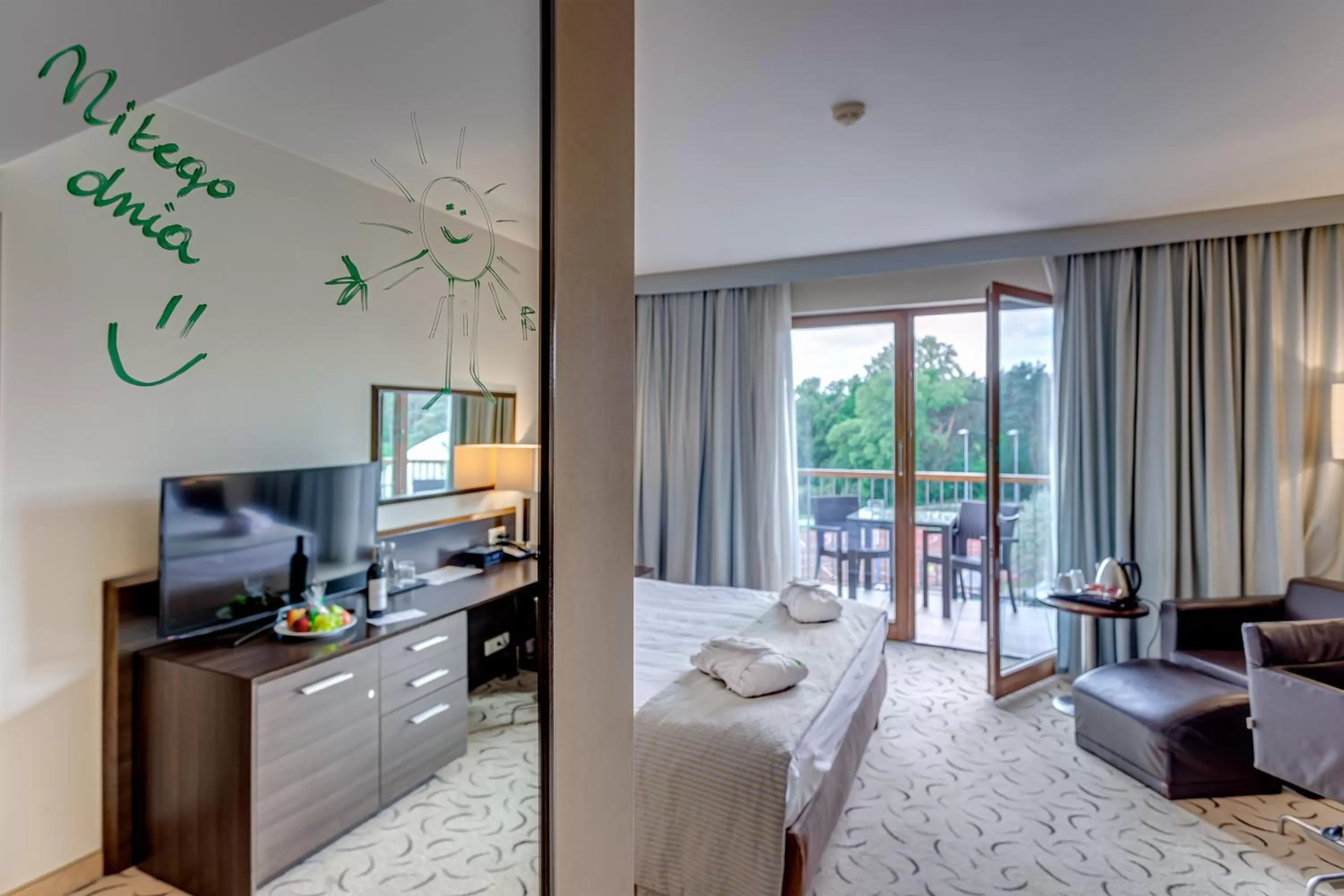 Communal lounge/ TV room, Bed in Holiday Inn Resort Warsaw Józefów by IHG