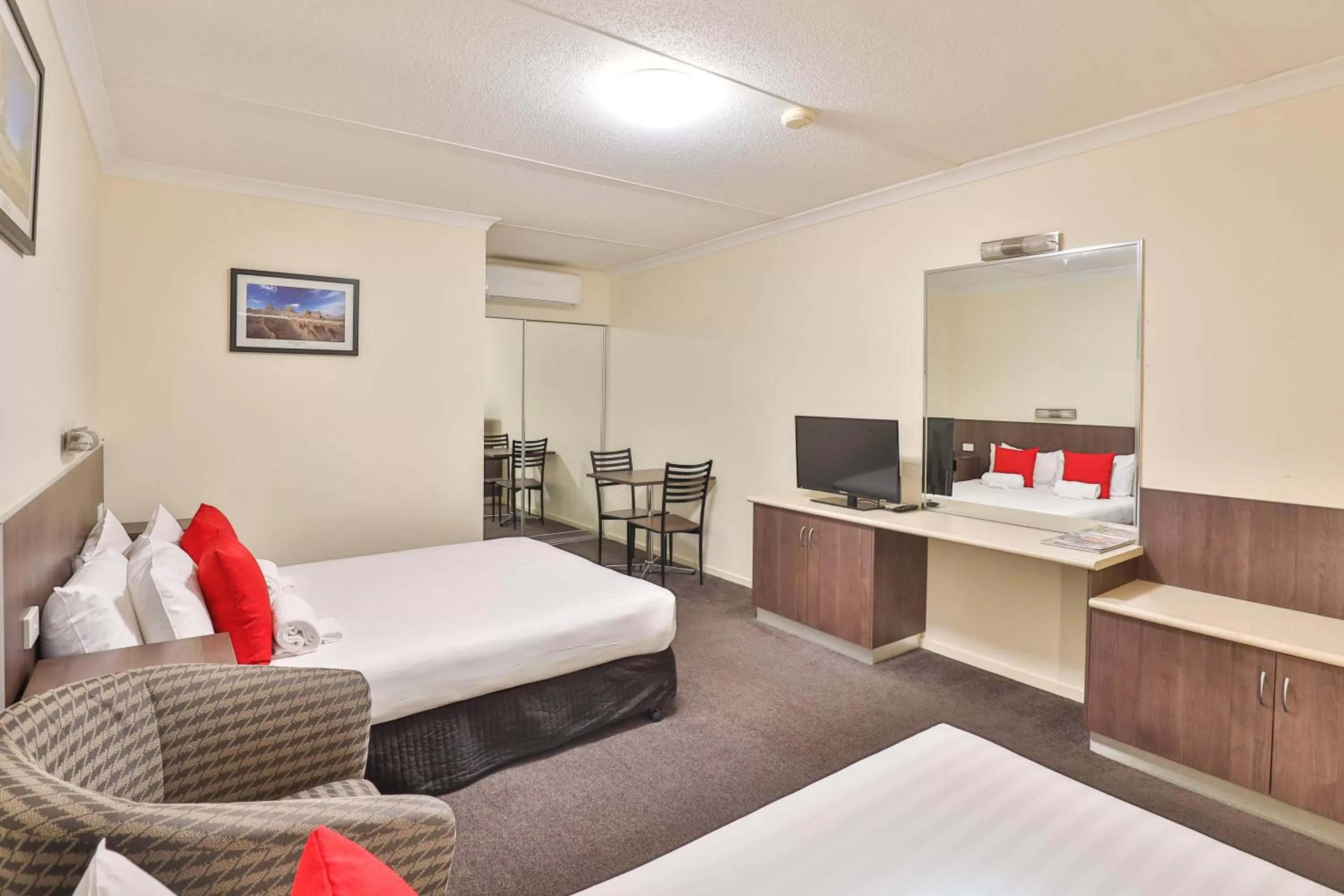 Photo of the whole room, Bed in Boulevard Motor Inn Mildura