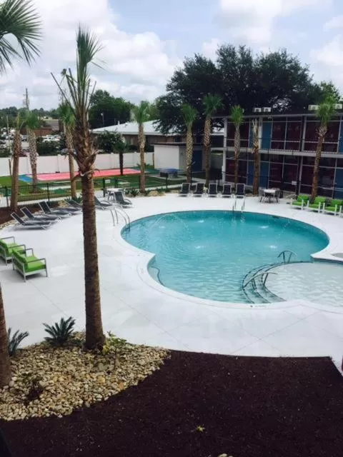 Swimming pool in Mother Earth Motor Lodge