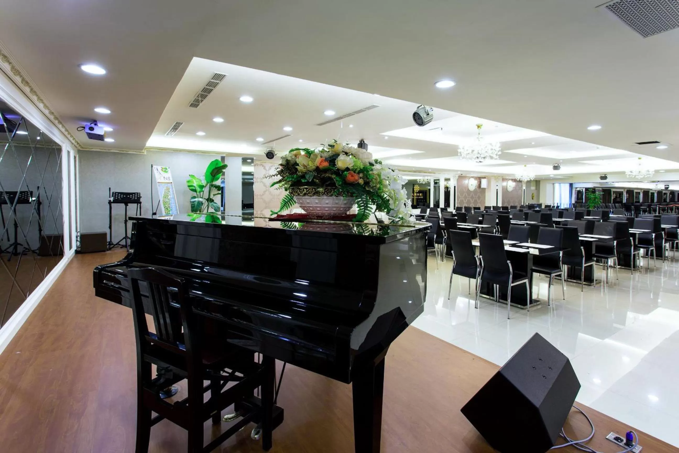 Restaurant/places to eat in Ever Luck Hotel