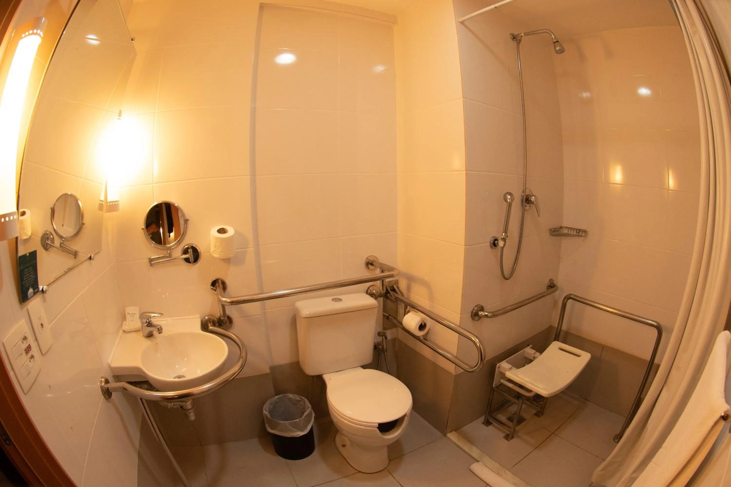 Toilet in San Diego Express Barro Preto