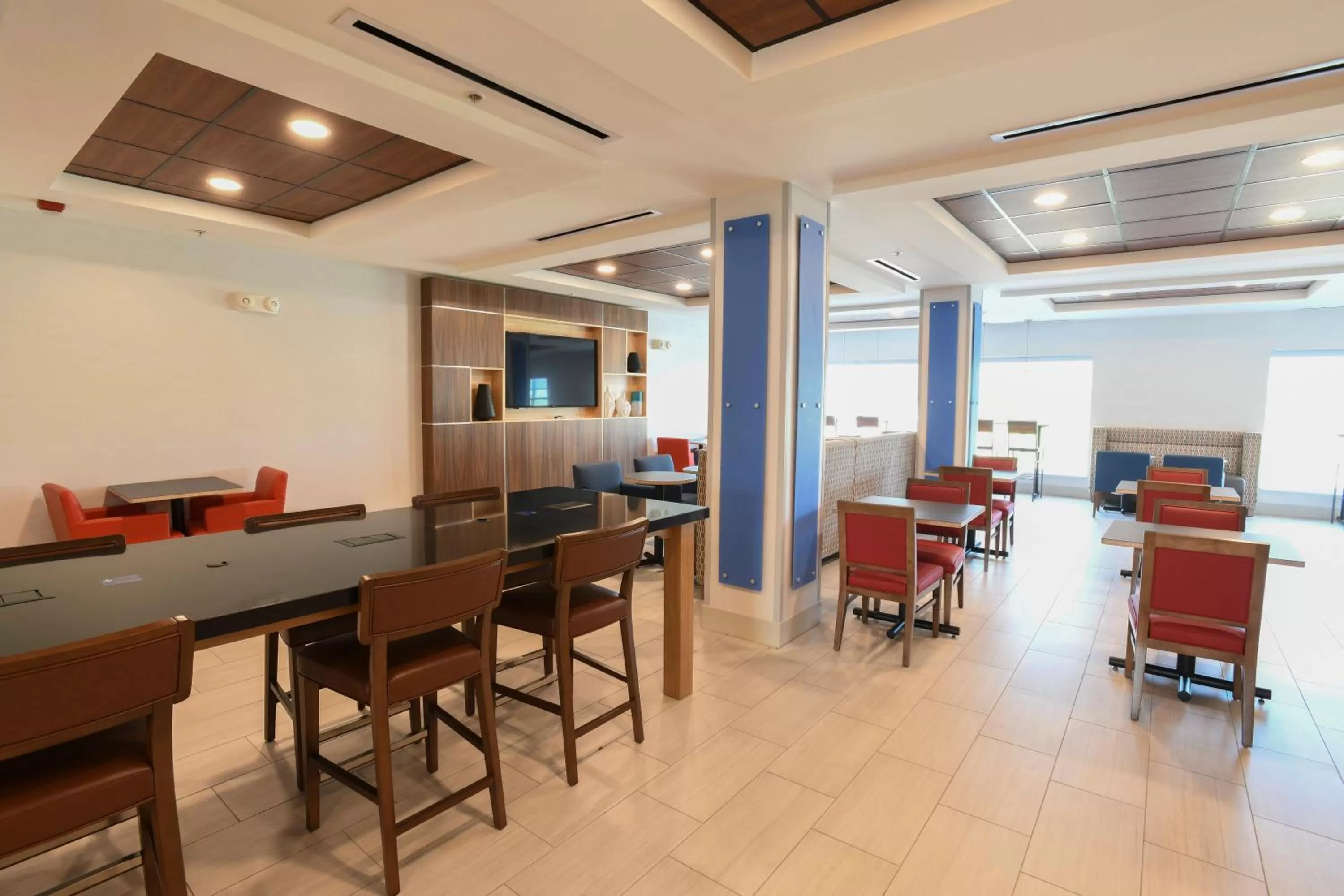 Breakfast in Holiday Inn Express Hotel & Suites Richwood - Cincinnati South by IHG