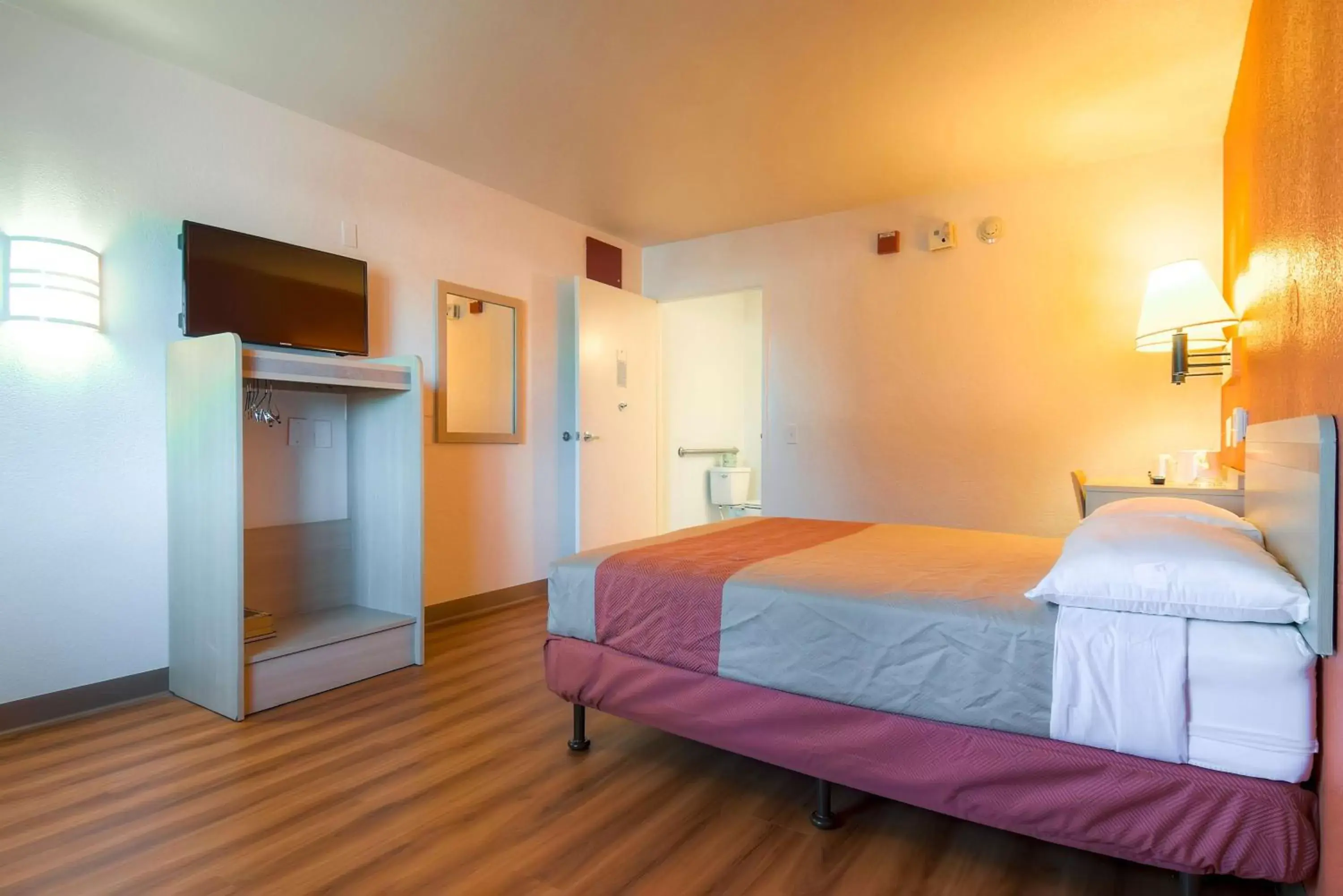 Deluxe Queen Room in Motel 6-Rancho Mirage, CA - Palm Springs Deluxe Queen Room in Motel 6-Rancho Mirage, CA - Palm Springs