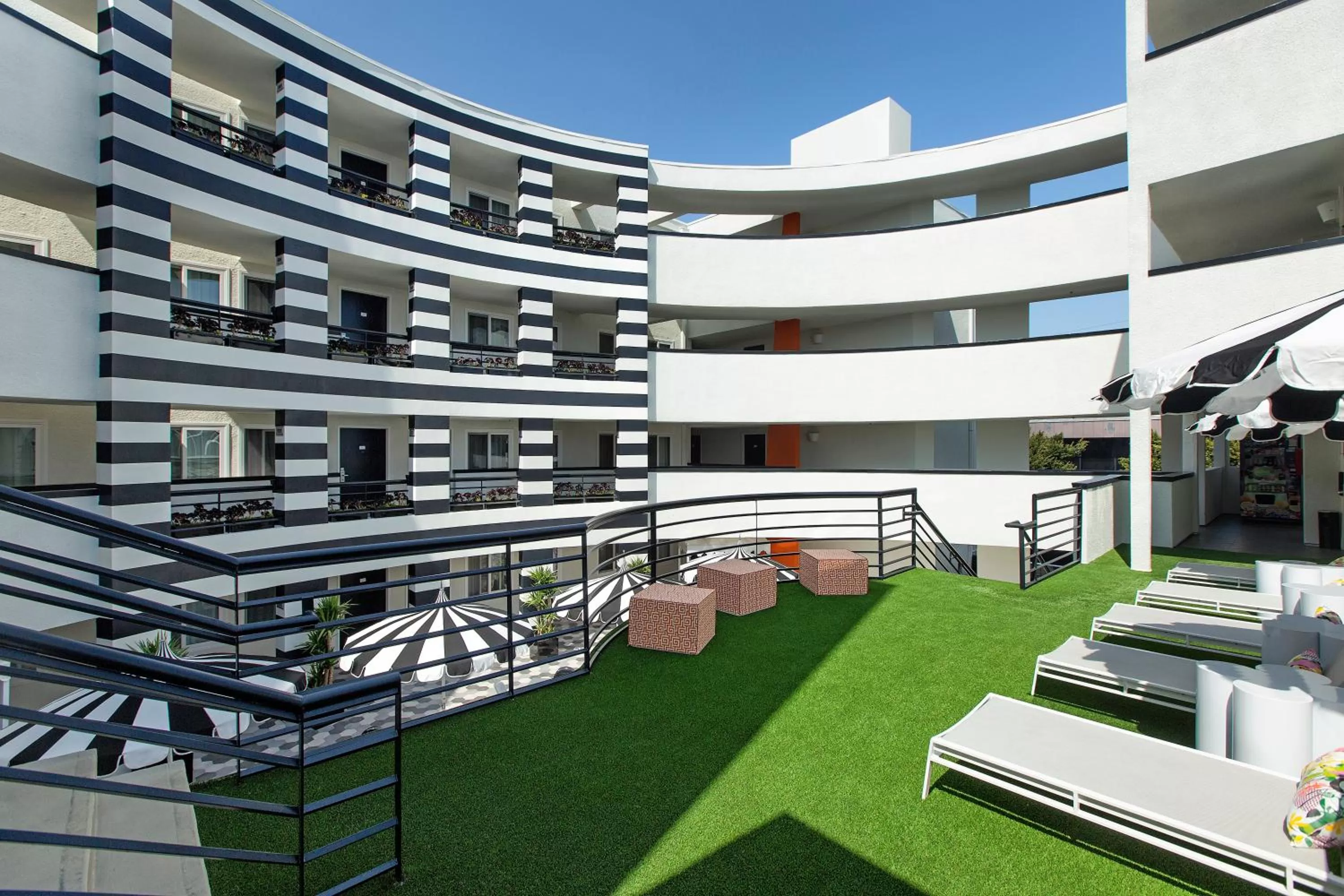 Inner courtyard view in Carlyle Inn