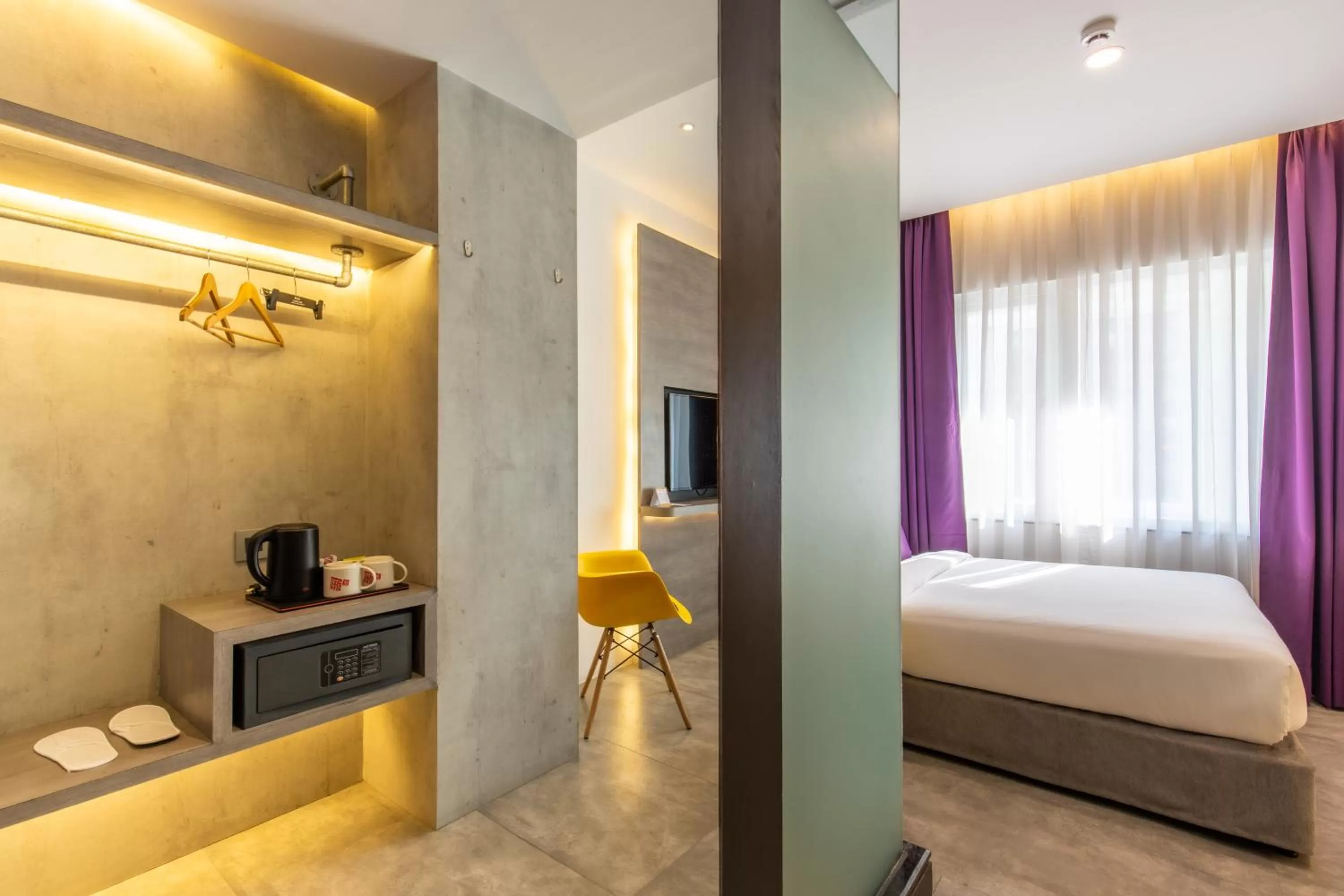 Photo of the whole room, Bed in Gaas BaasCo