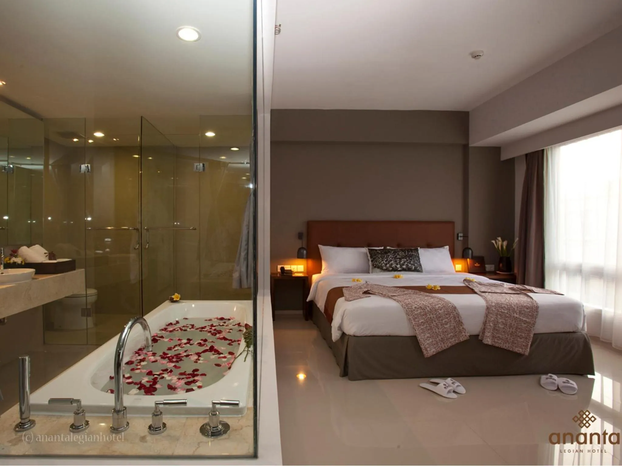 Text overlay, Bed in Ananta Legian Hotel