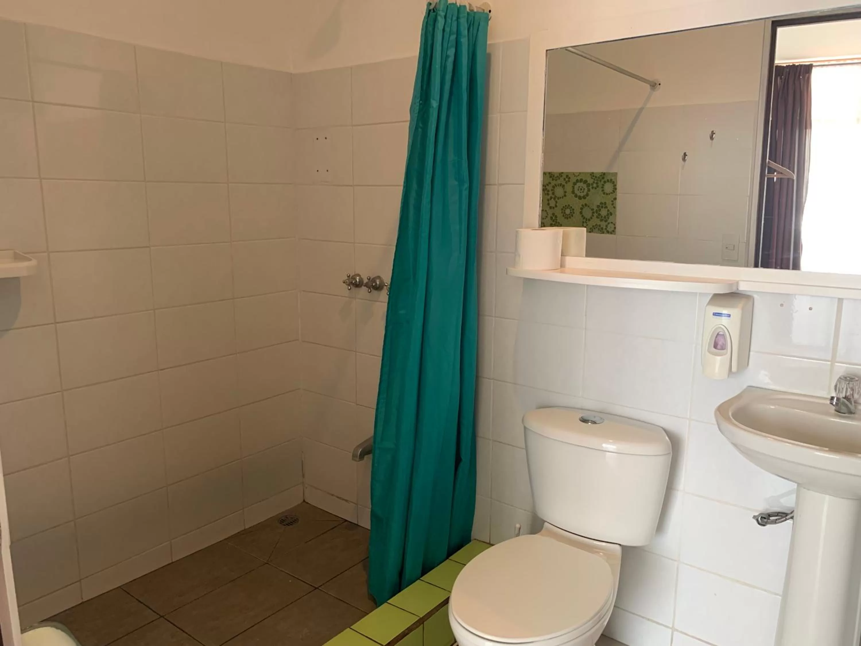 Shower, Bathroom in Casa de Lis Hotel & Tourist Info Centre