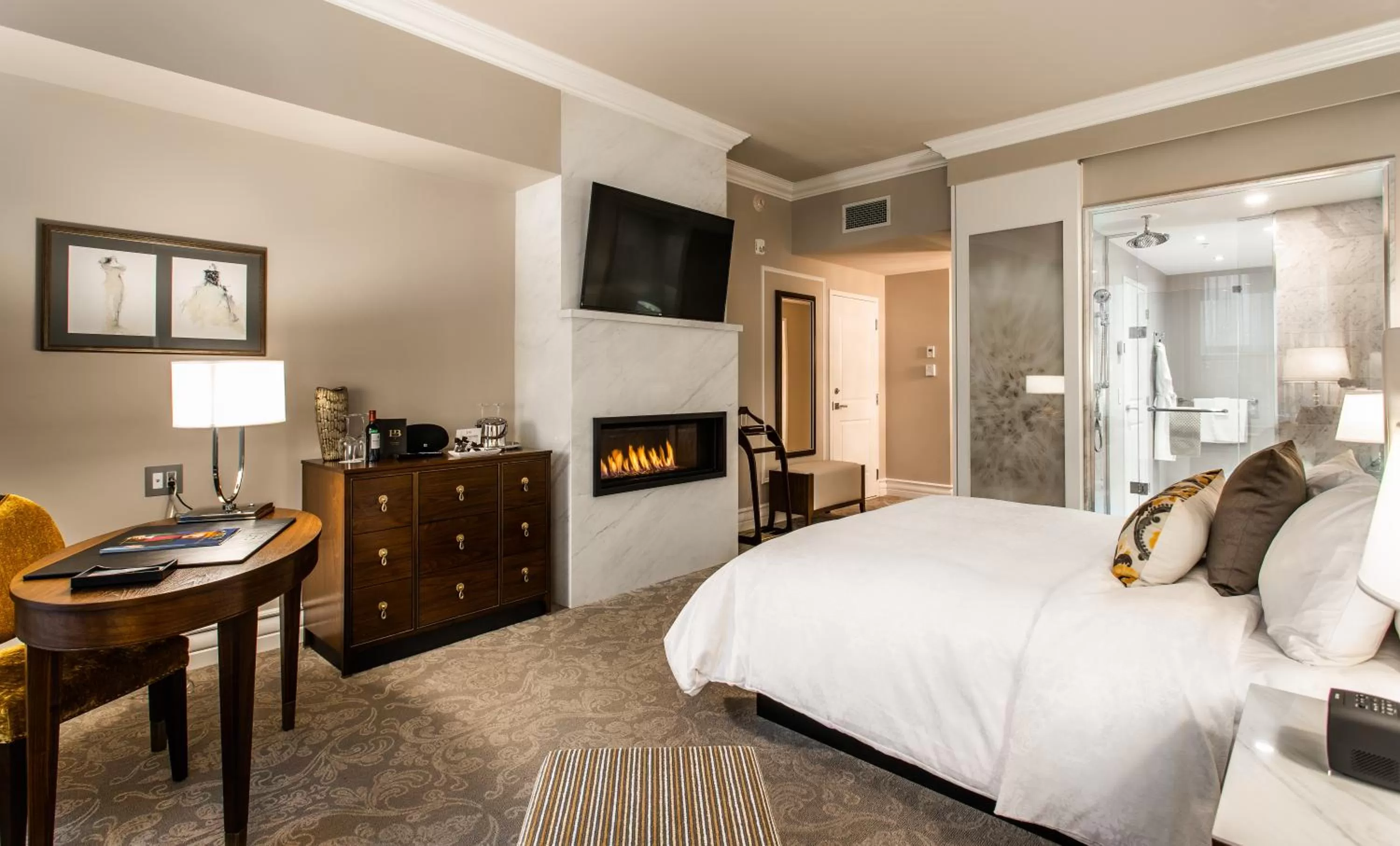 Photo of the whole room, Bed in Hôtel Birks Montréal