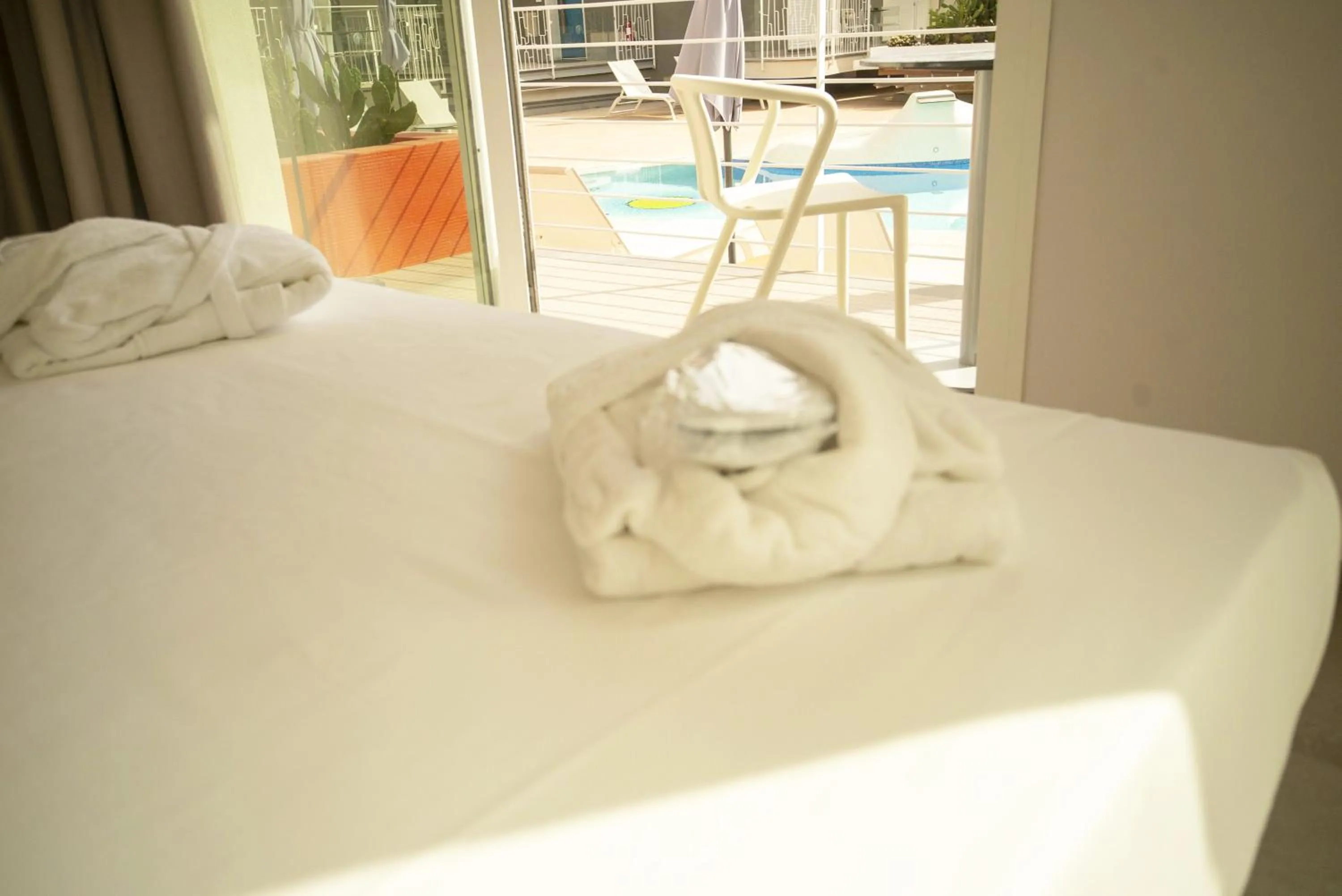 Pool view, Bed in Hotel Malavoglia