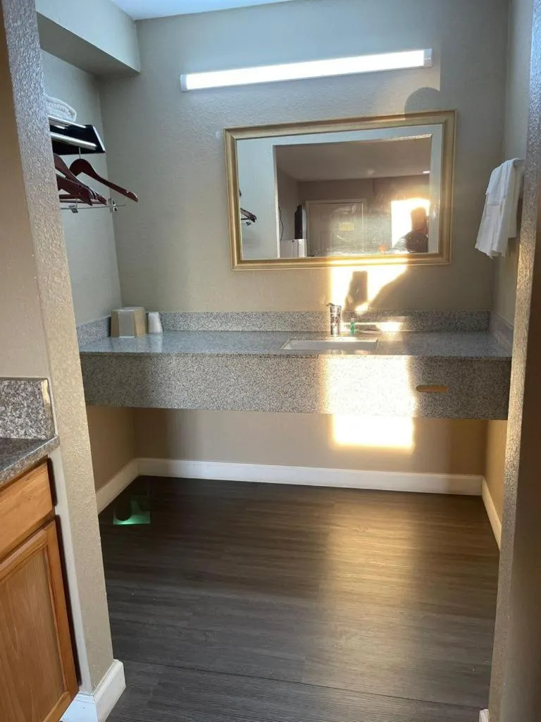 Bathroom, Bed in Suburban Studios Columbia - Harbison