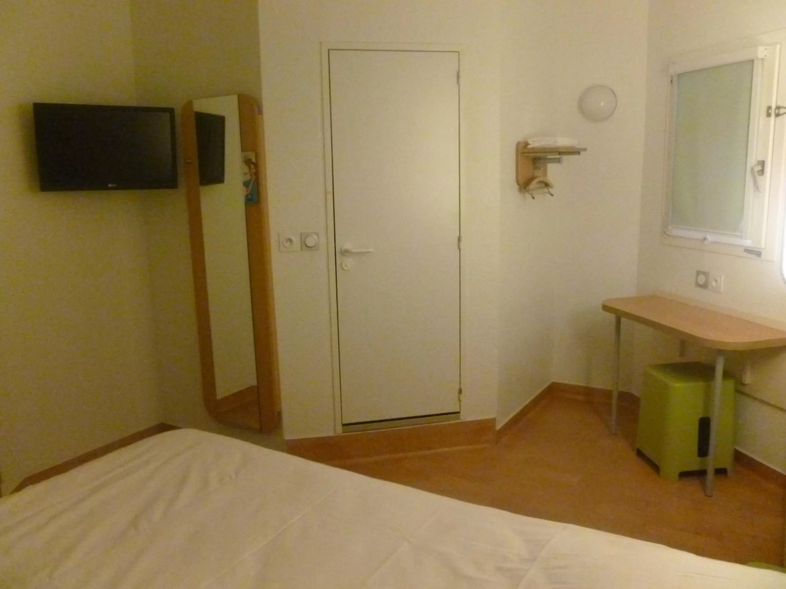 Bedroom, Bed in Ibis budget Dunkerque Grande Synthe