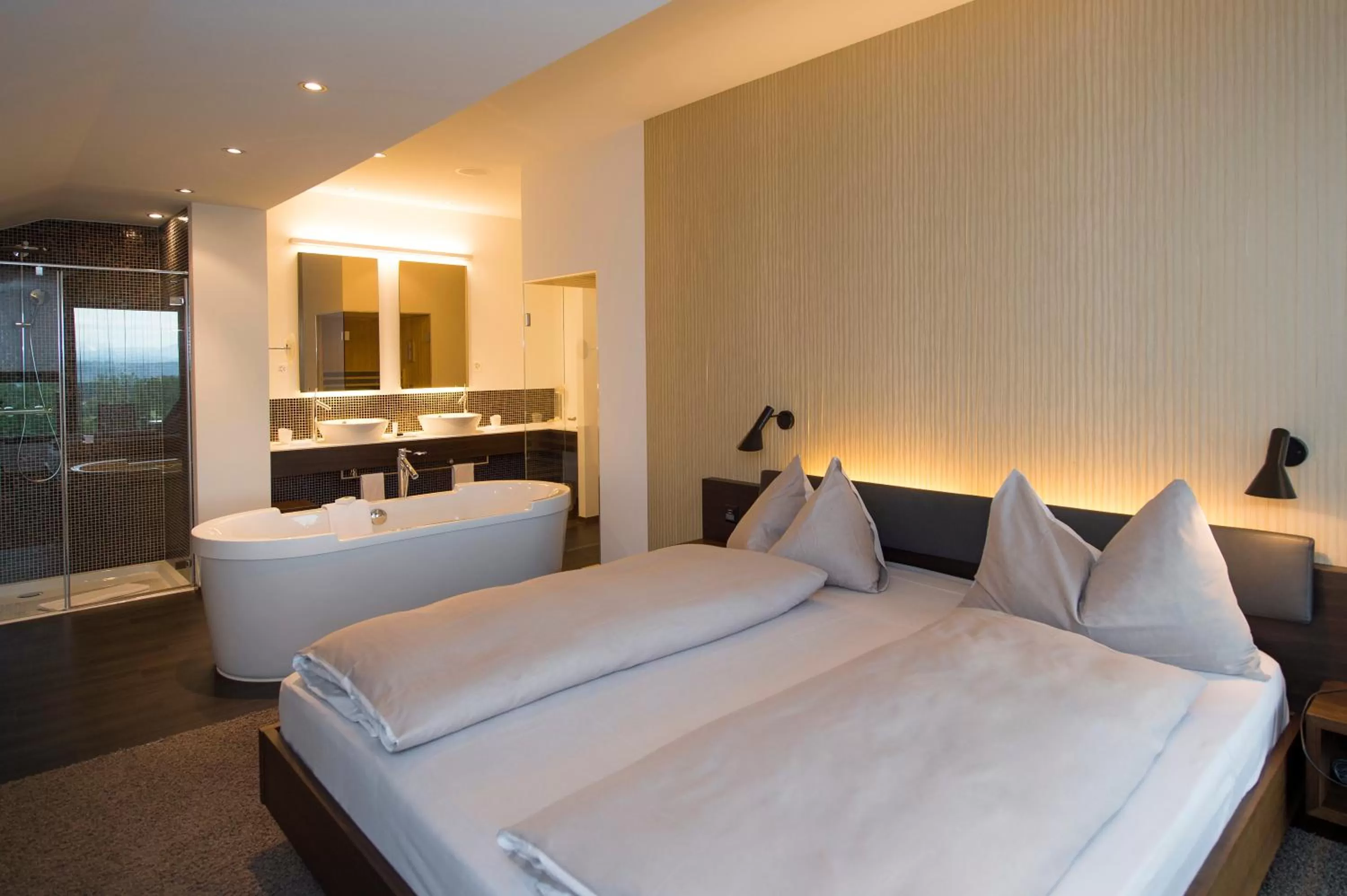 Photo of the whole room, Bed in Wellnesshotel Golfpanorama