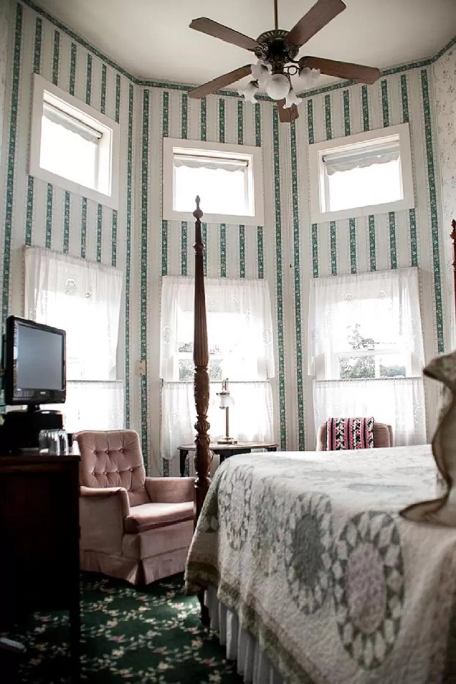 Queen Room with Sea View in Anchorage Inn B&B