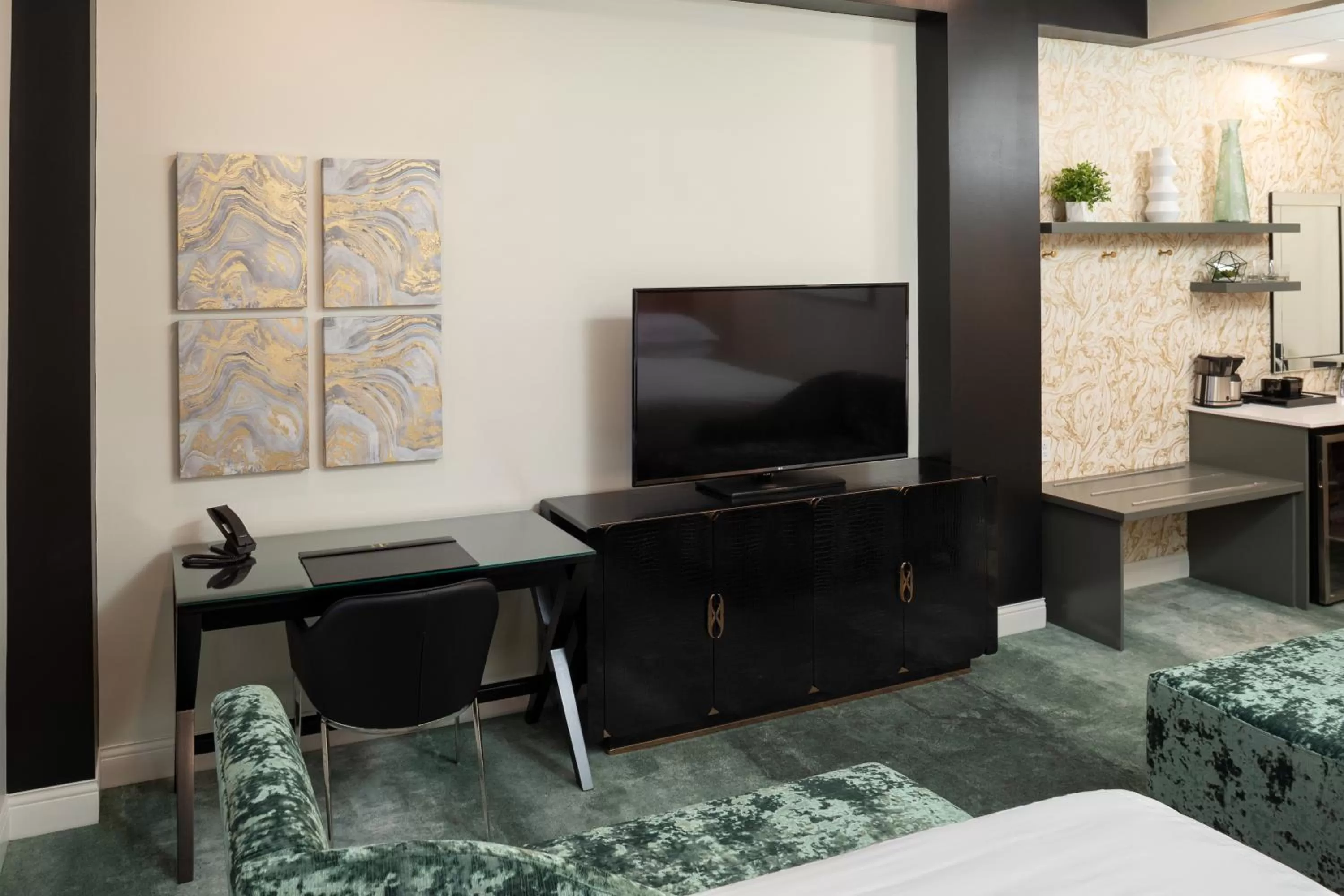 TV and multimedia, Bed in Hotel On Phillips