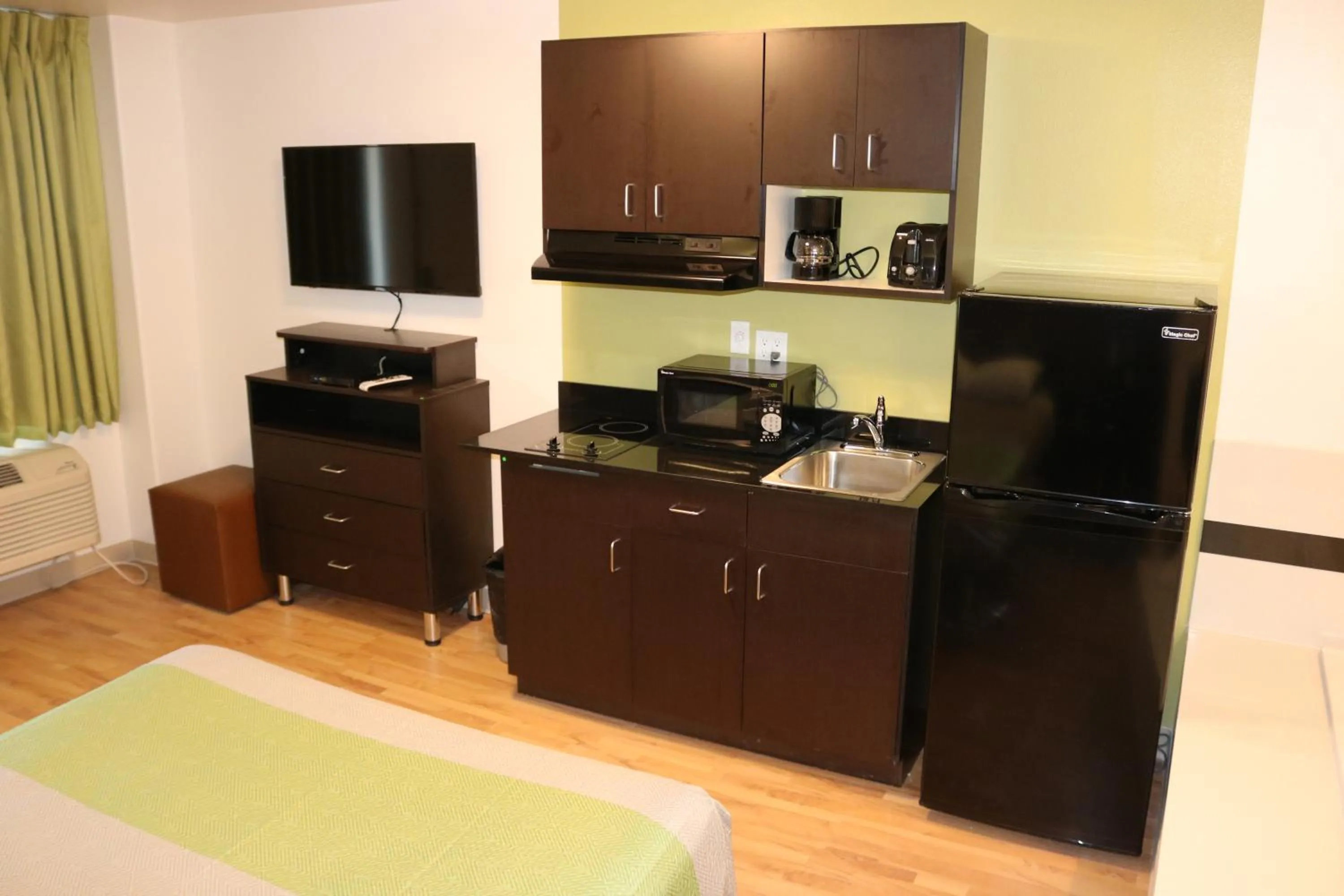 Kitchen or kitchenette, Bed in Studio 6 Victorville - Apple Valley