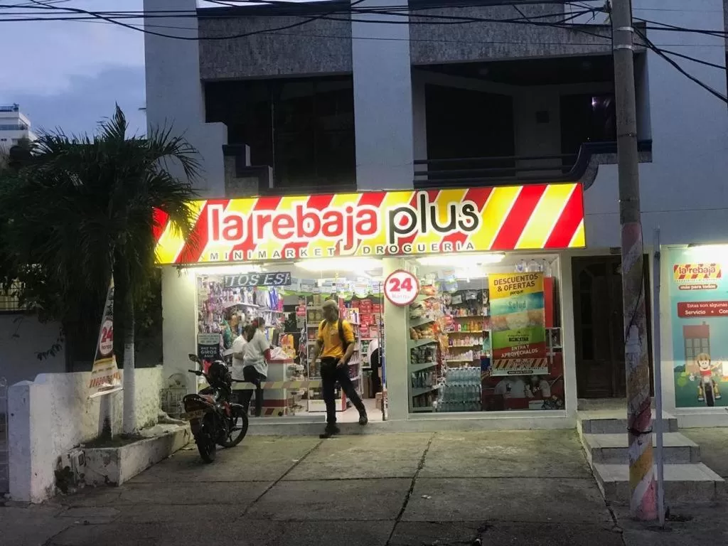 Supermarket/grocery shop in Bahia 79 Apartasuites Cerca al Centro