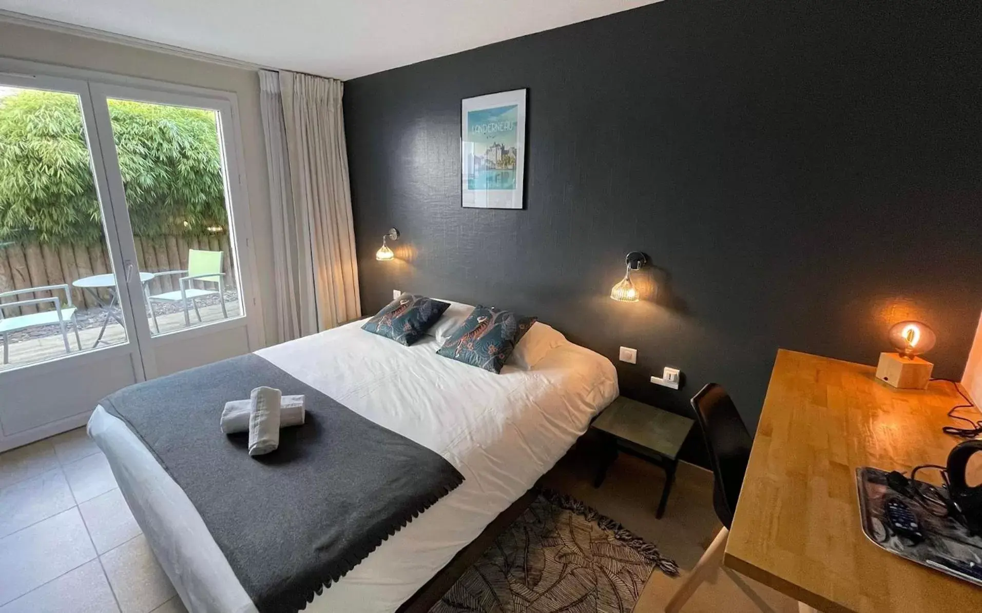 Comfort Double Room with Patio and Large Bed in Le Clos Du Pontic Logis et Cit'Hotel Comfort Double Room with Patio and Large Bed in Le Clos Du Pontic Logis et Cit'Hotel