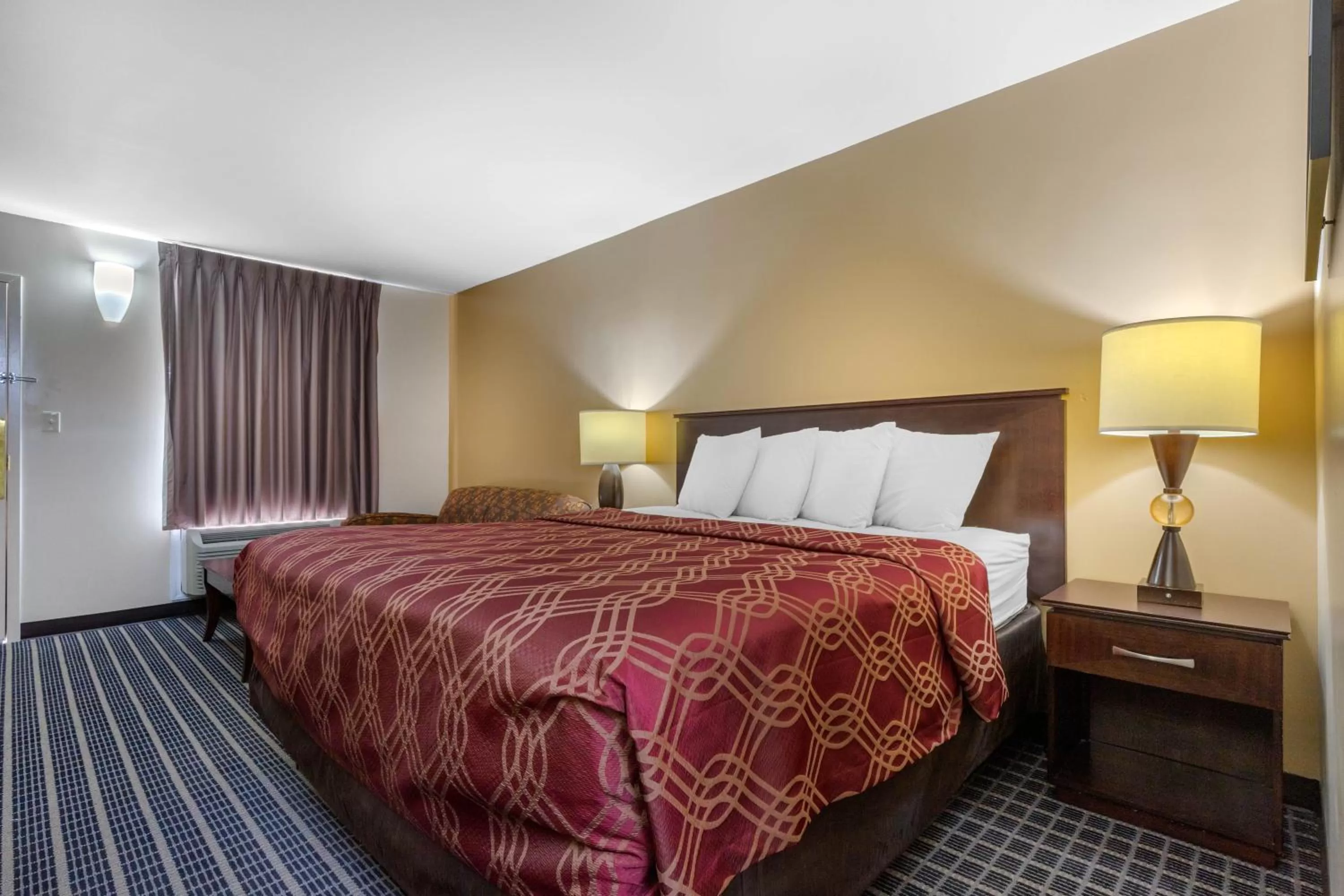 Photo of the whole room, Bed in Econo Lodge Gaffney