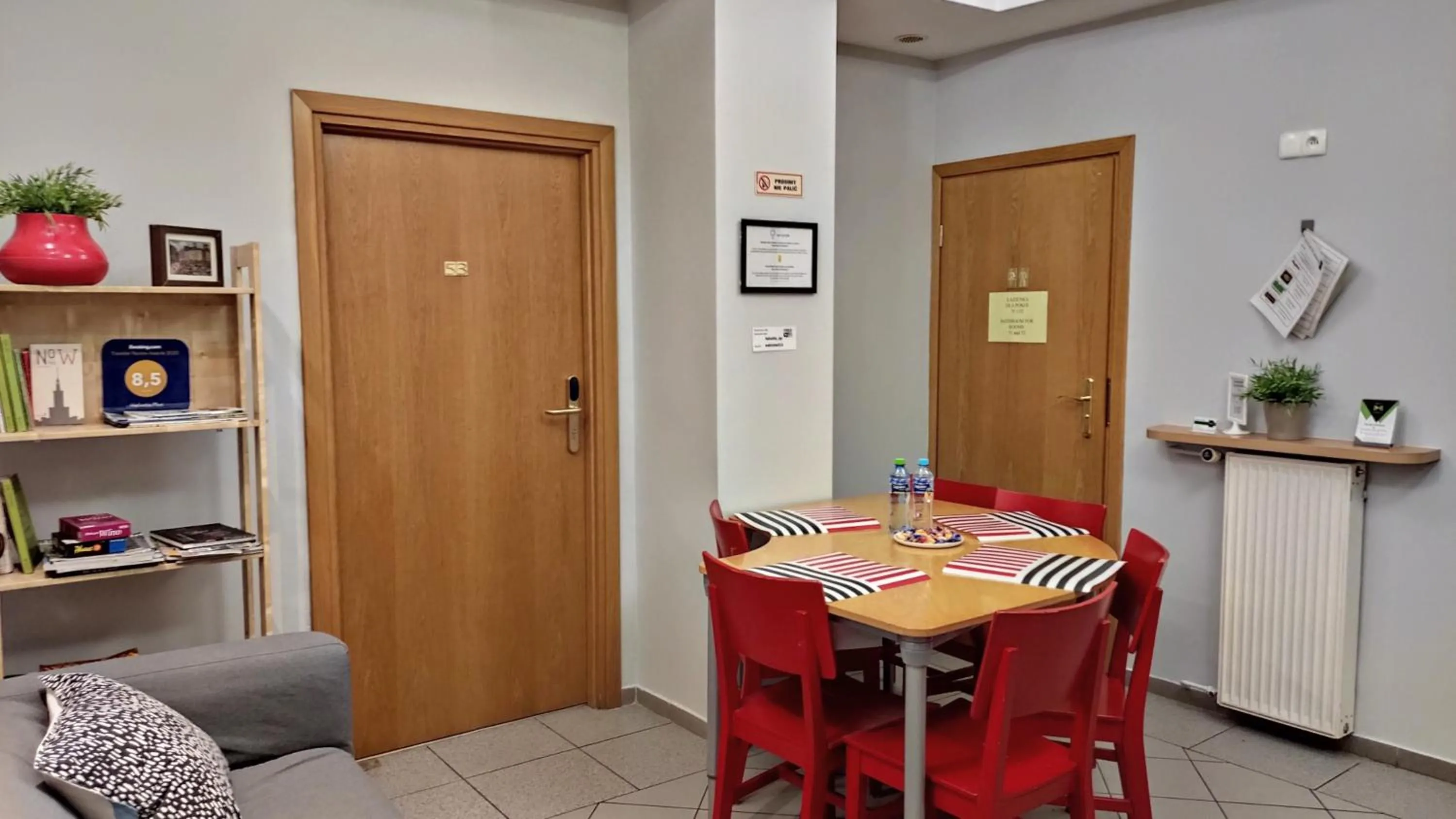 Library in Hostel Helvetia Rooms Warsaw CITY CENTER and OLD TOWN