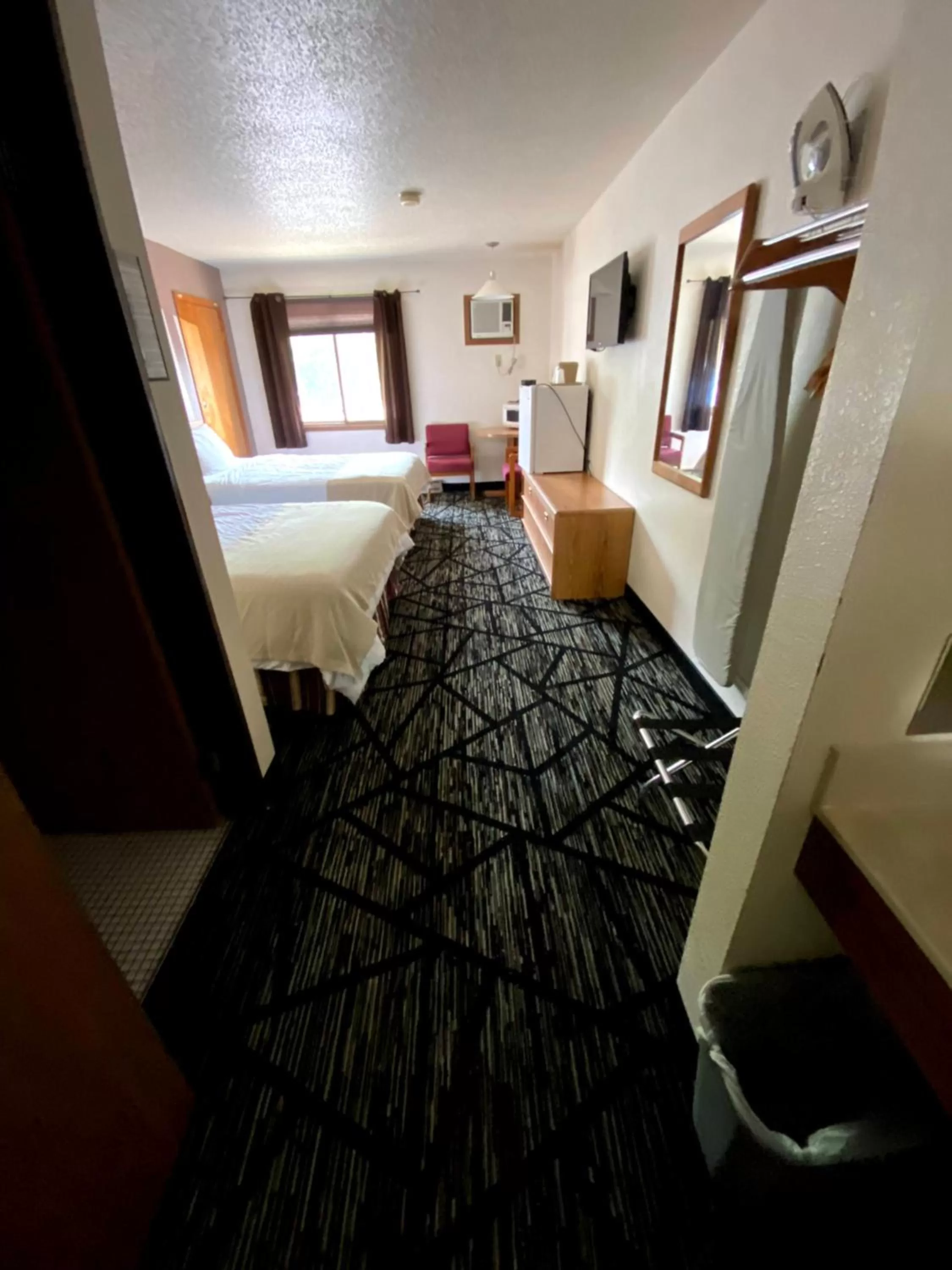 Photo of the whole room, Bed in Woodland Inn & Suites