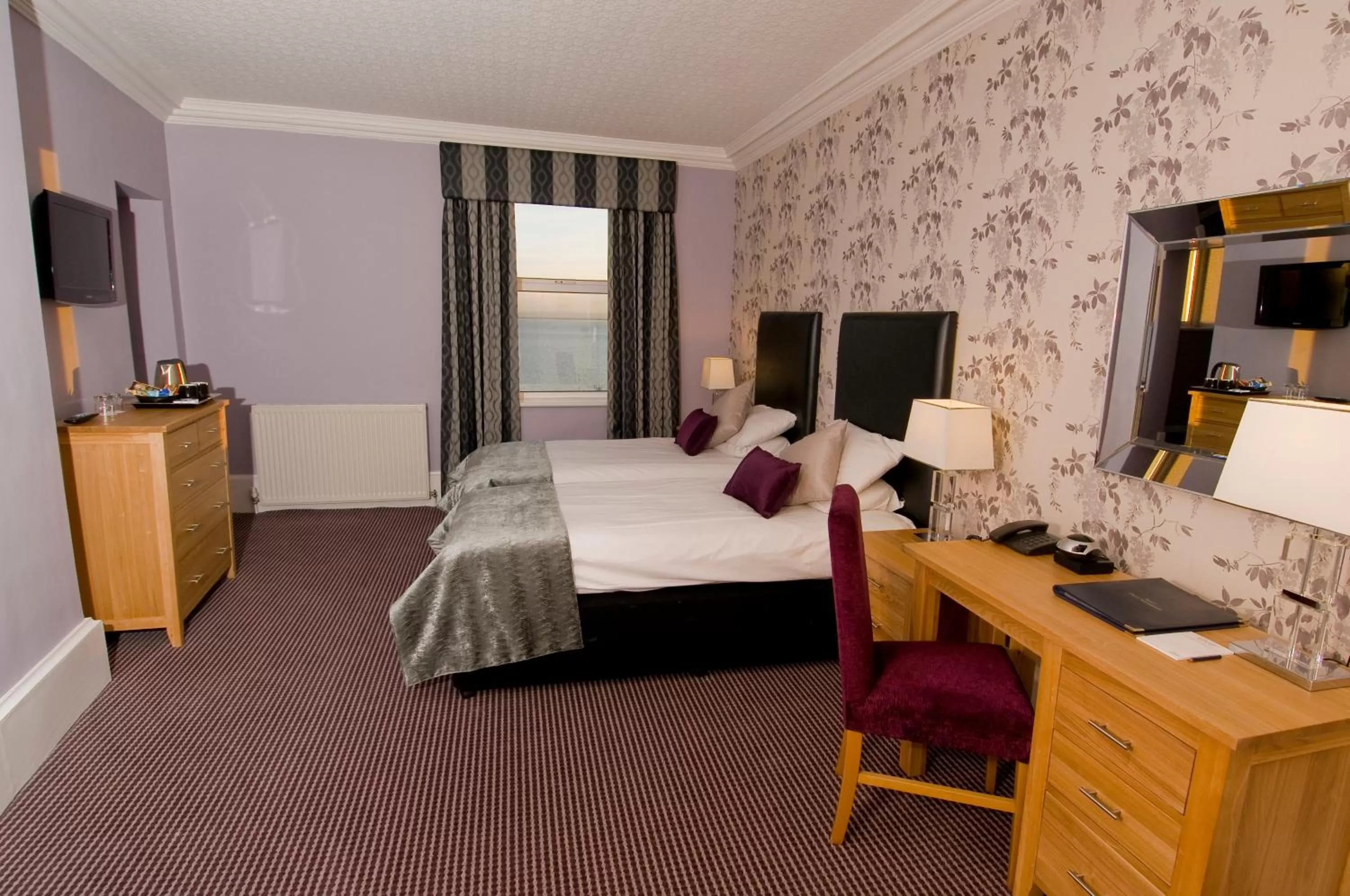 Photo of the whole room, Bed in Muthu Westcliff Hotel (Near London Southend Airport)