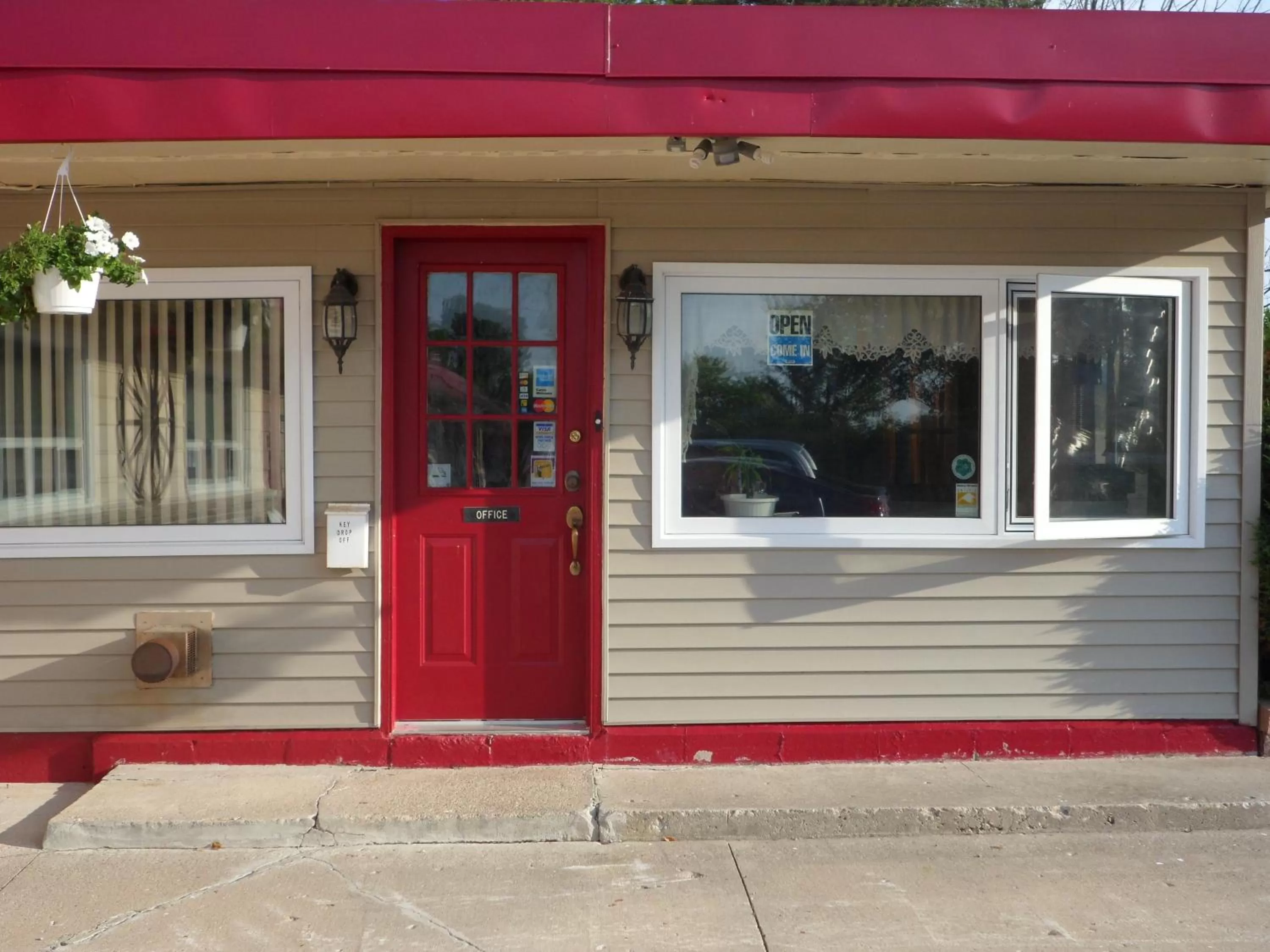 Facade/entrance in The Silver Birch Motel
