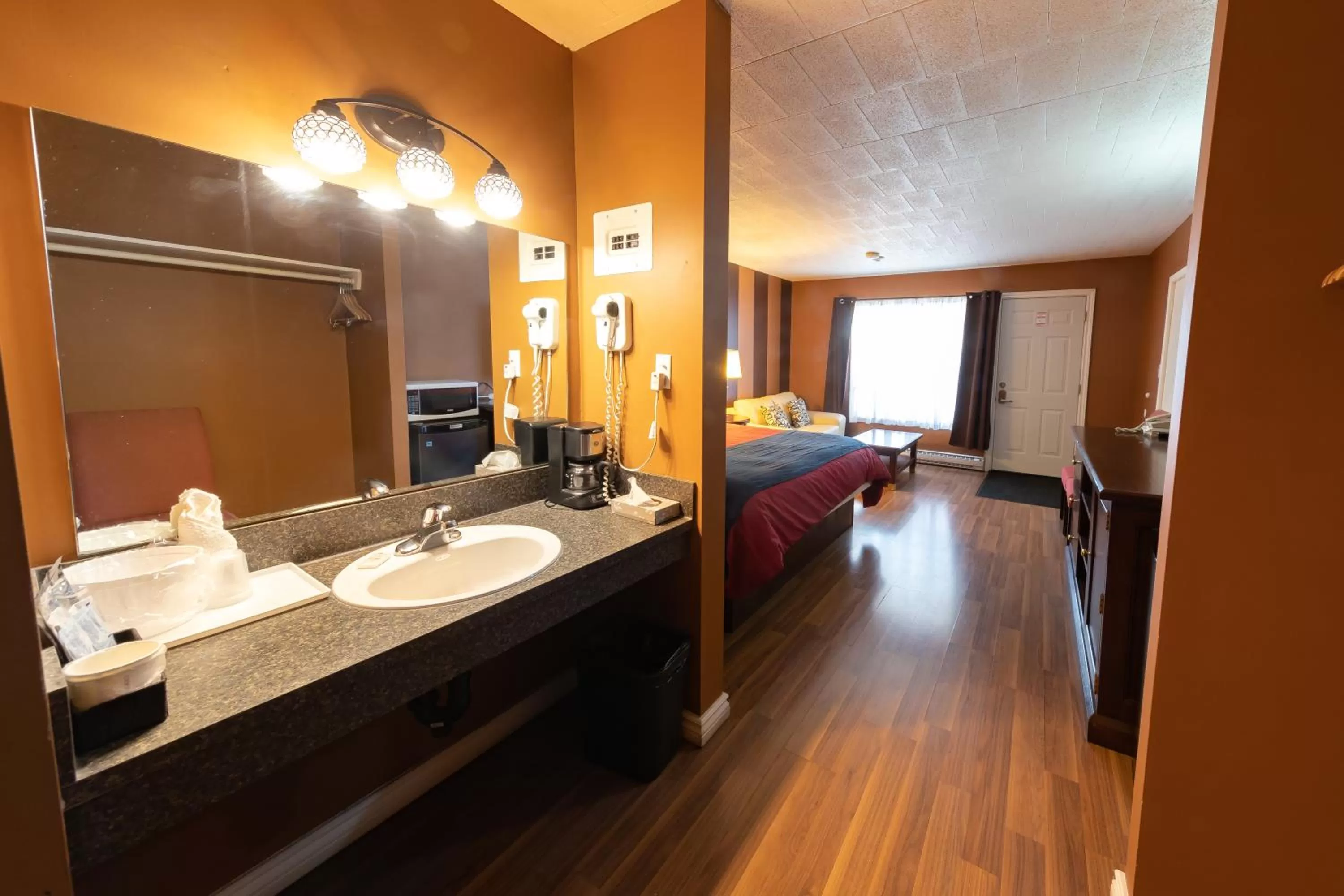 Bed in Villager Lodge Niagara Falls