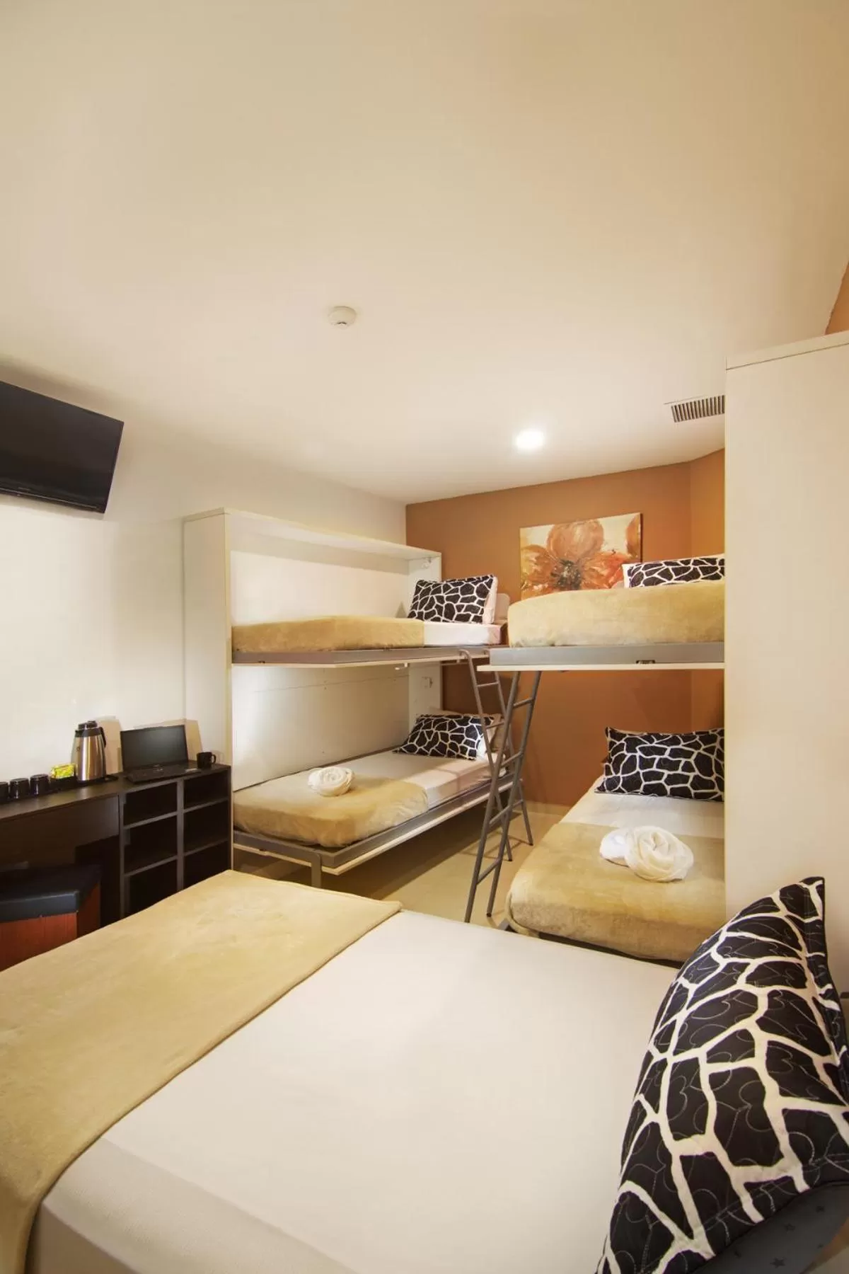 bunk bed, Bed in Tai Hoe Hotel