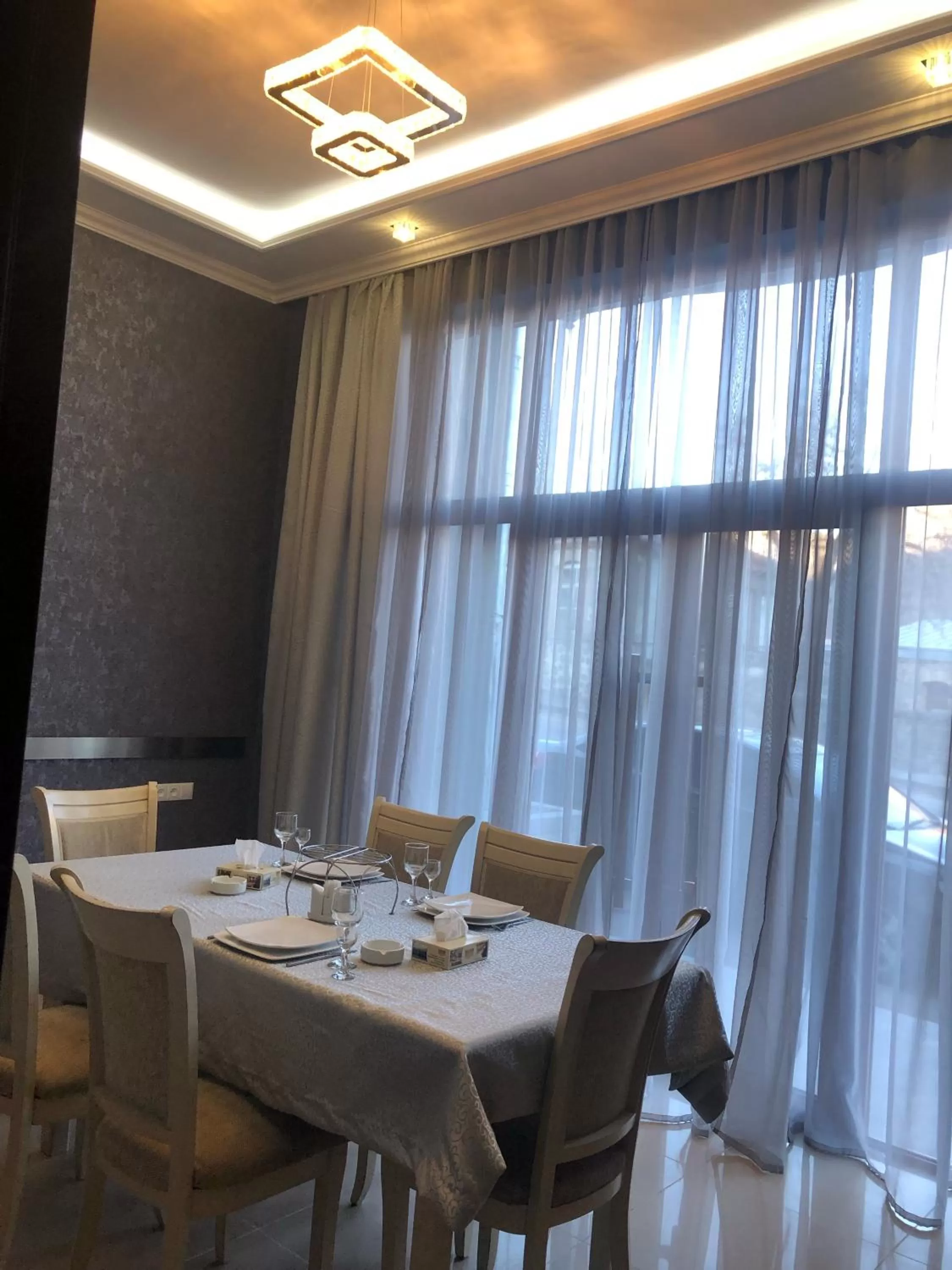 Restaurant/places to eat in Lara Hotel