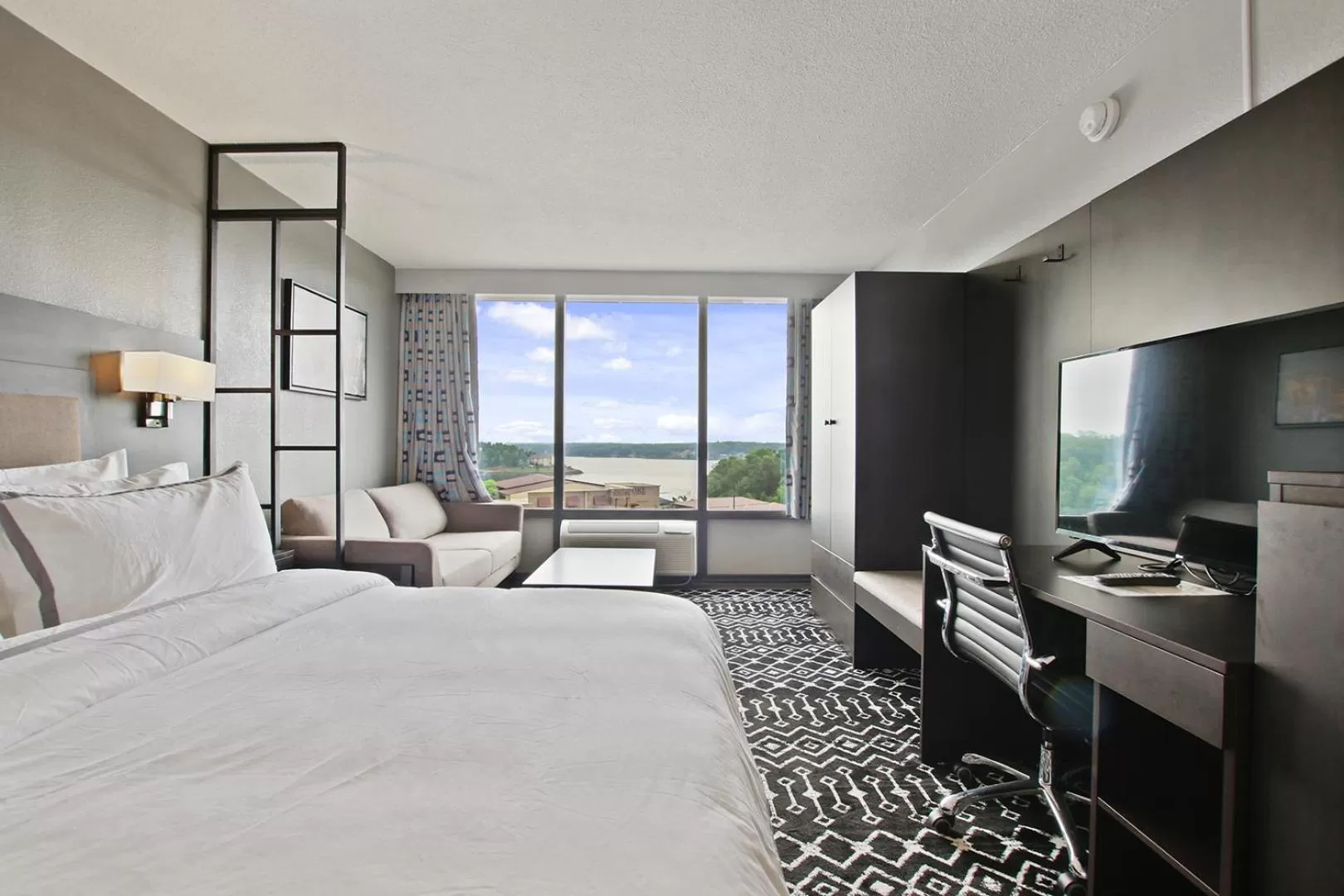 Photo of the whole room, Bed in The Resort at Lake of the Ozarks