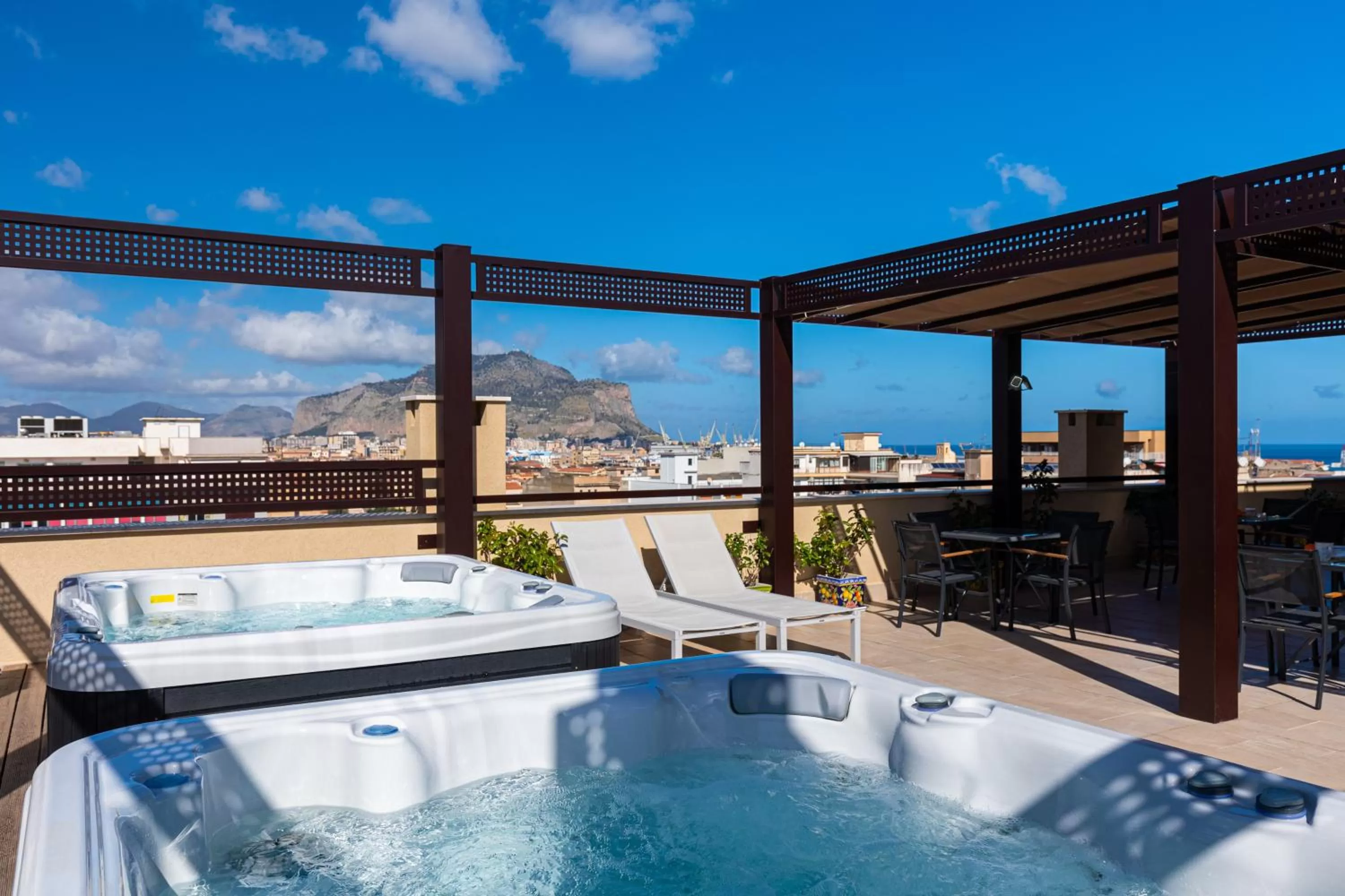 Hot Tub in Solemar Sicilia - Multi Suite